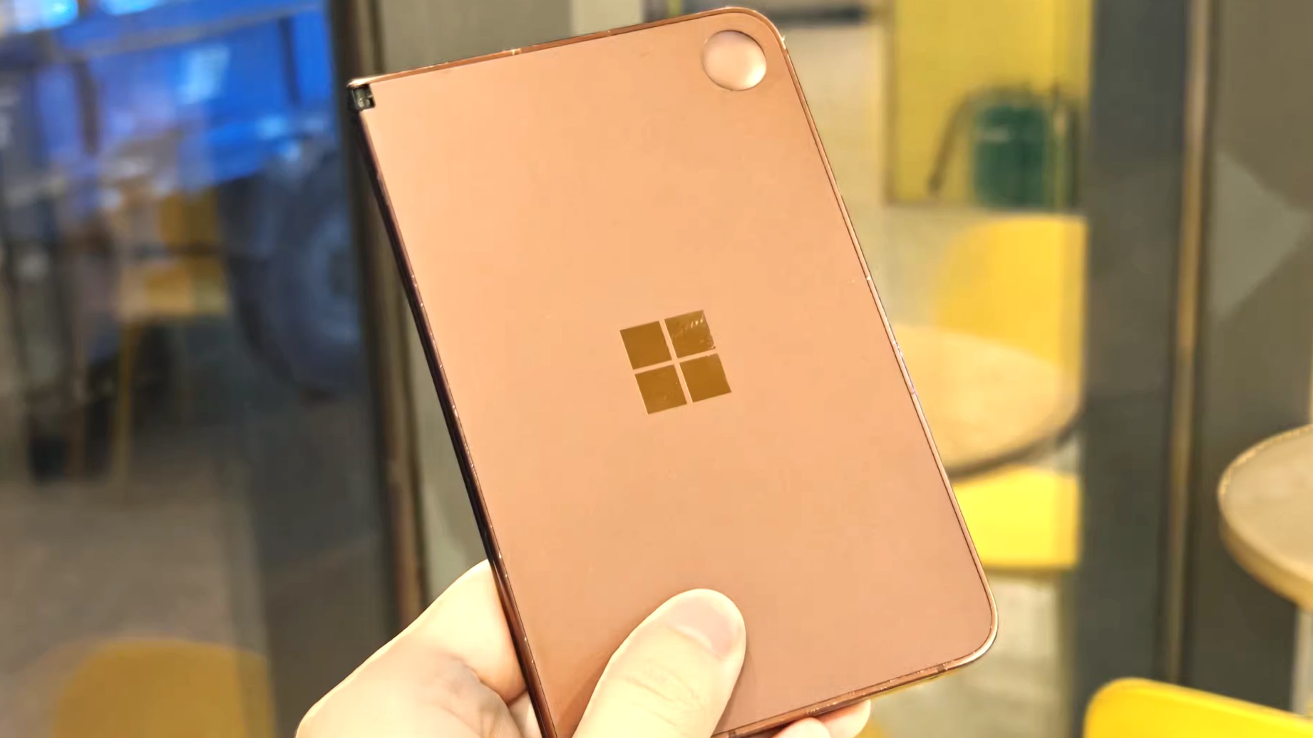 Прототип двухэкранного смартфона от Microsoft