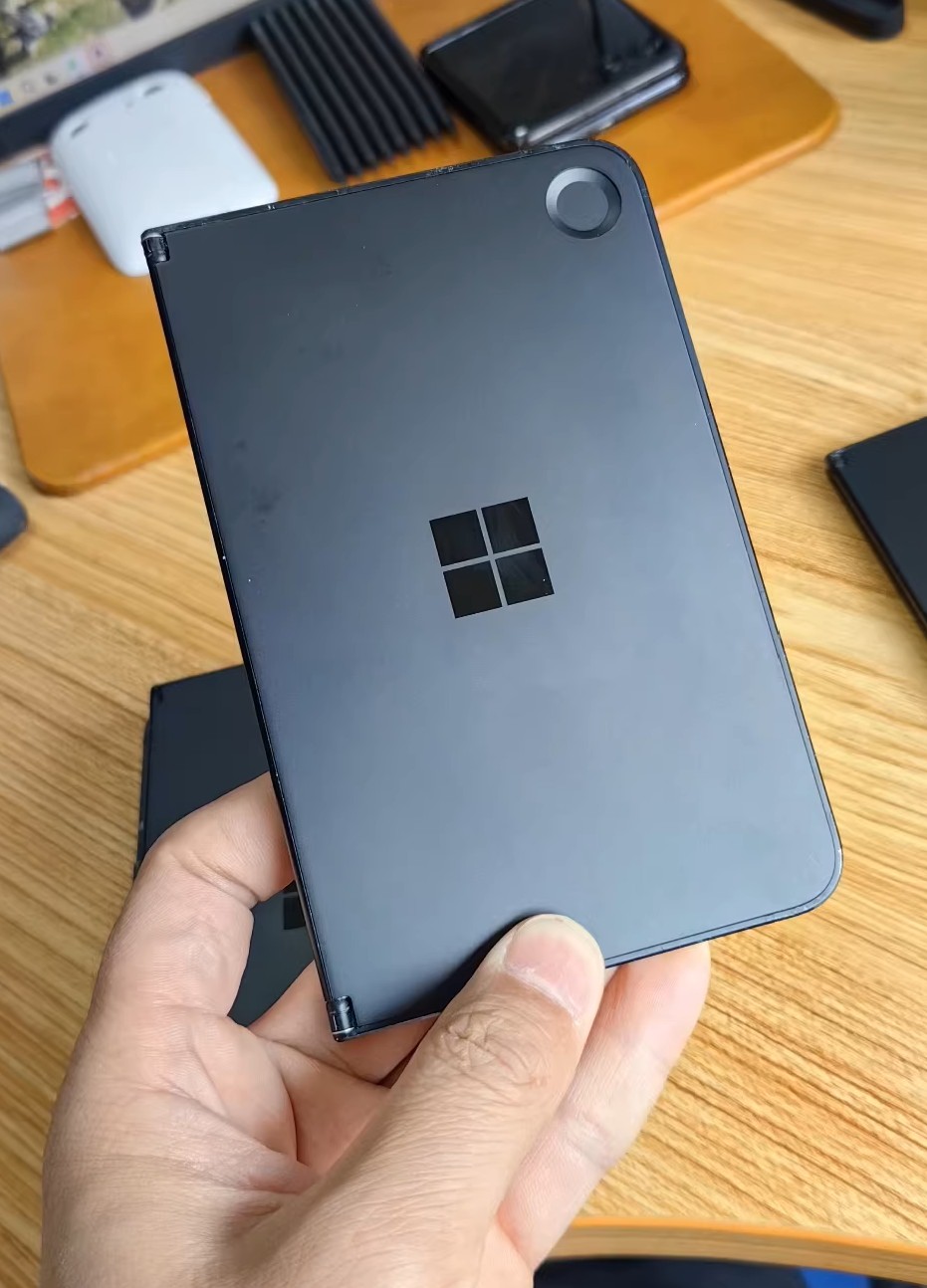 Прототип двухэкранного смартфона от Microsoft