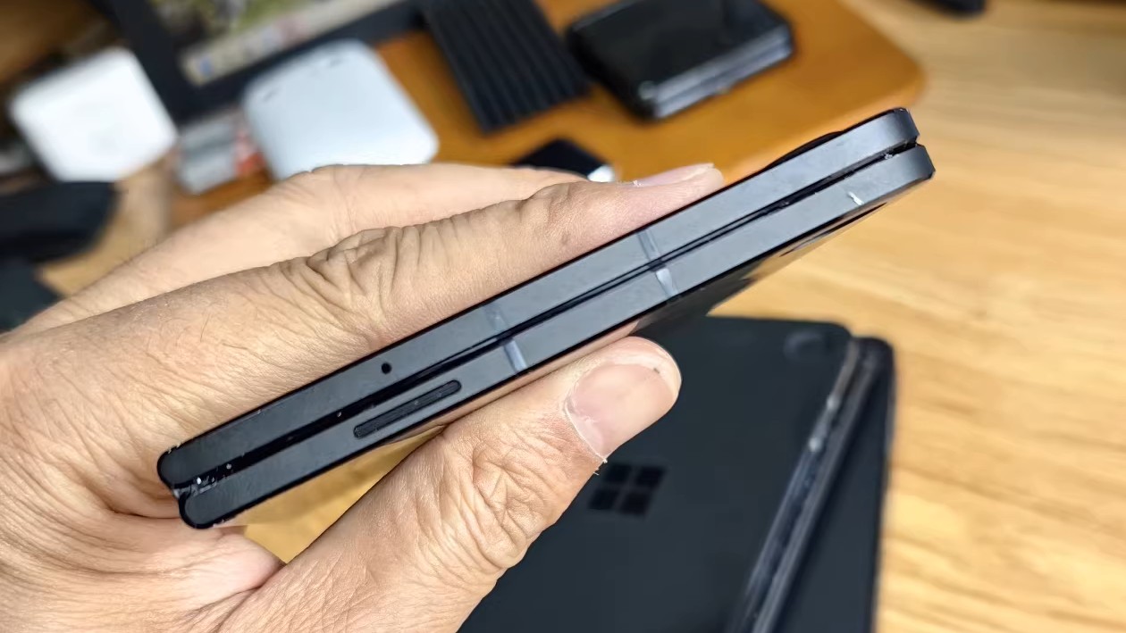 Прототип двухэкранного смартфона от Microsoft
