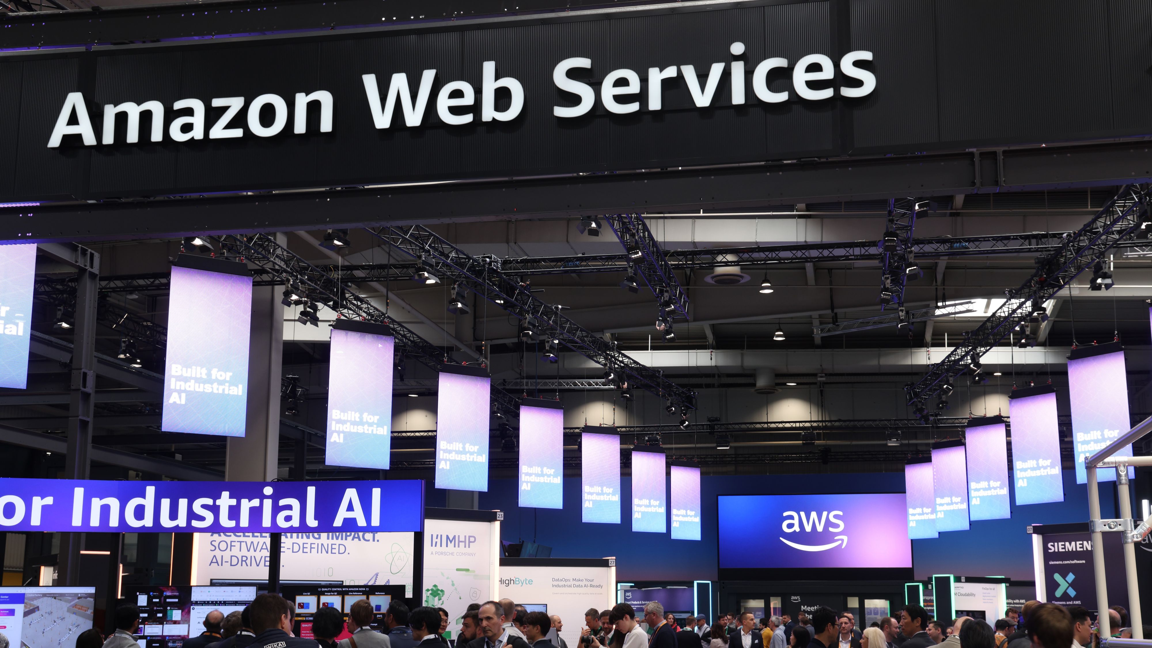Павильон AWS Amazon Web Services на промышленной выставке Hannover Messe 31 марта 2025 года в Ганновере, Германия.