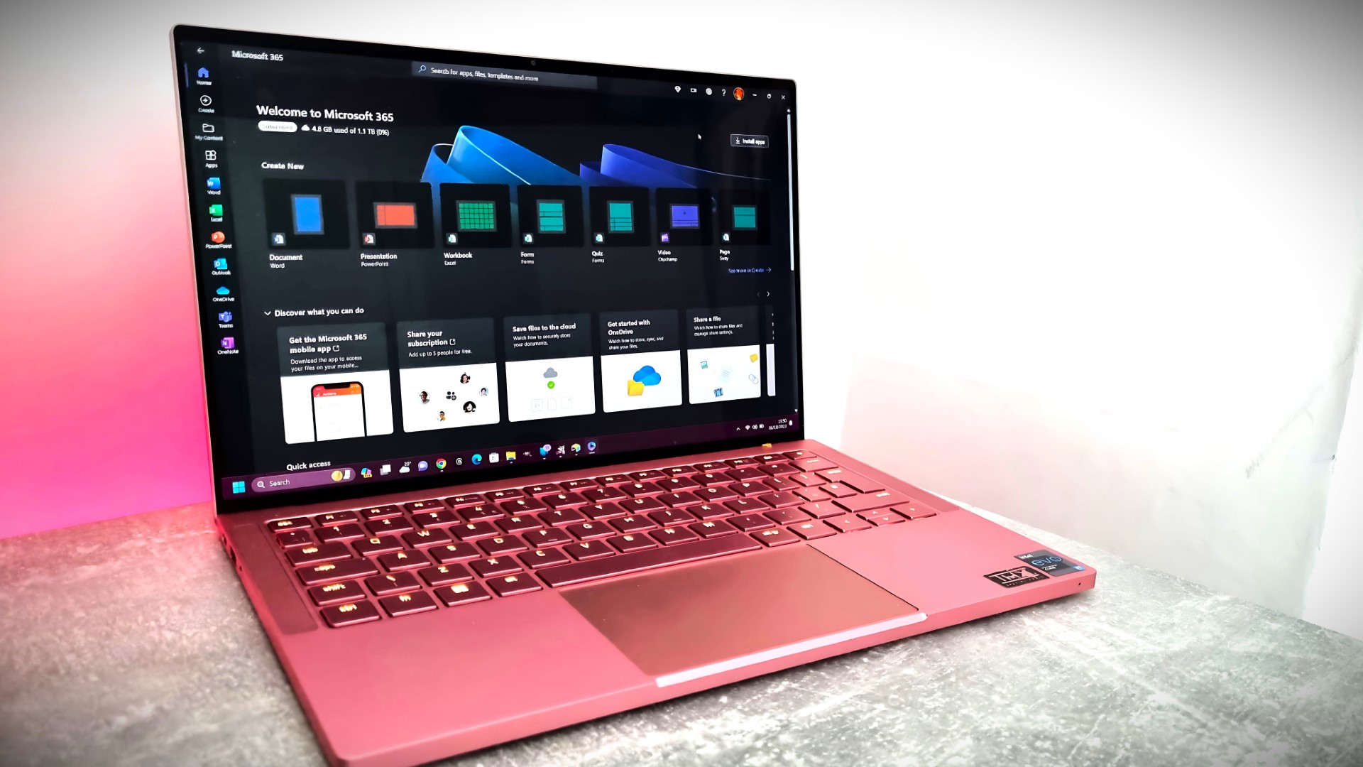 Домашняя страница Microsoft 365 на ноутбуке Razer