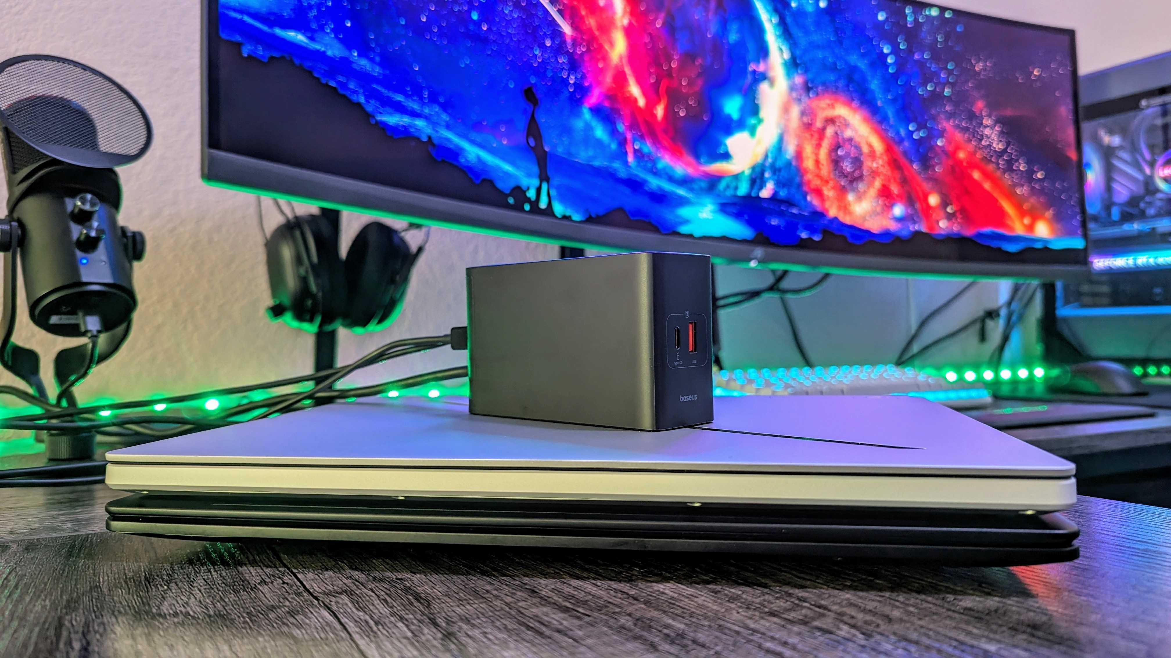 Изображение настольного GaN-зарядного устройства Baseus 240W Digital.