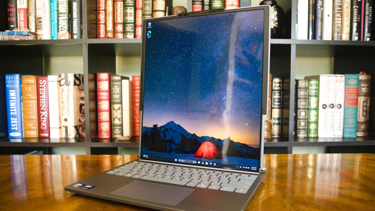 Ноутбук будущего уже здесь: Обзор AI PC Lenovo со сворачивающимся OLED-экраном