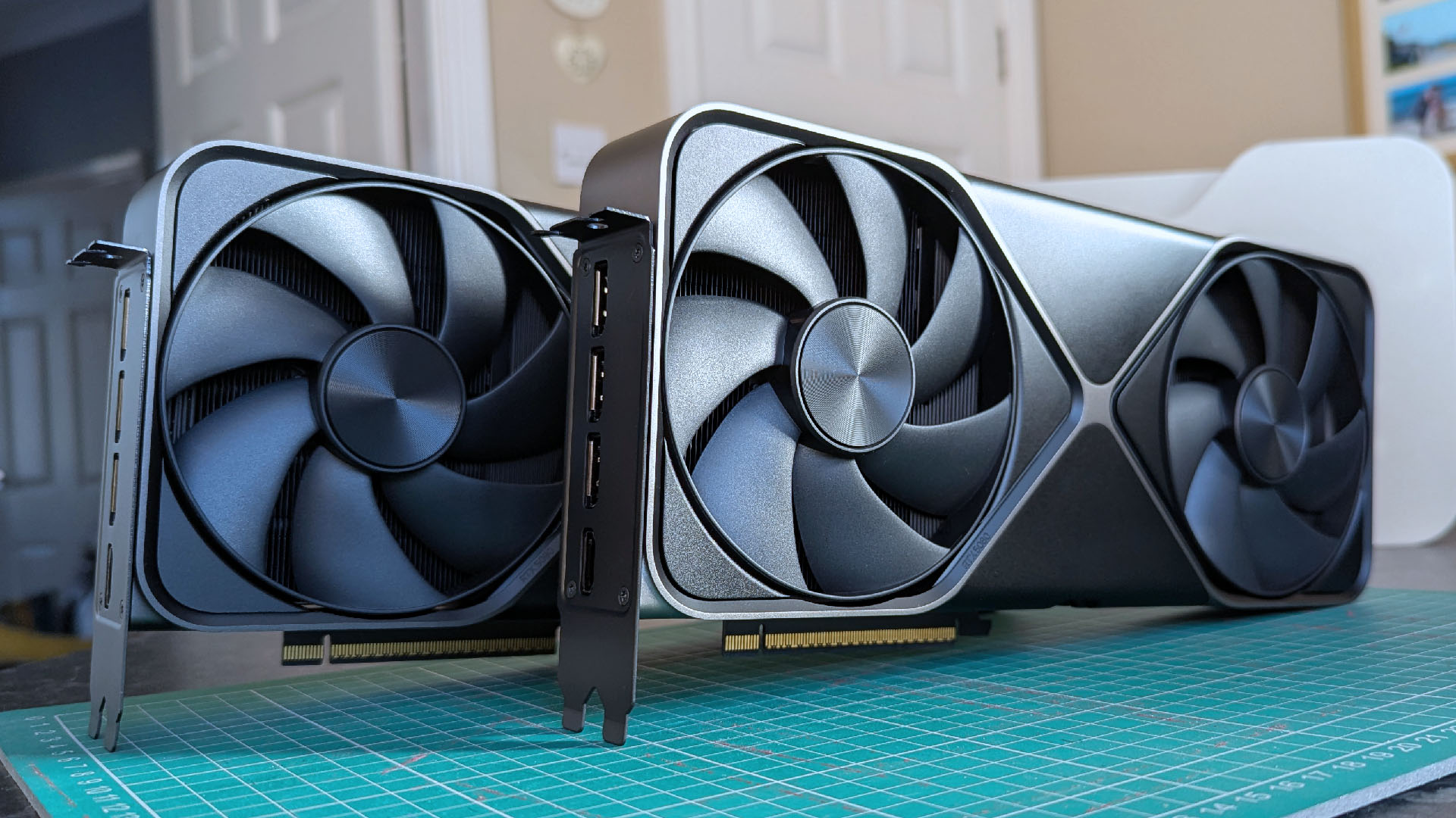 NVIDIA GeForce RTX 5080 Founders Edition (спереди) по сравнению с RTX 5090 Founders Edition (сзади)