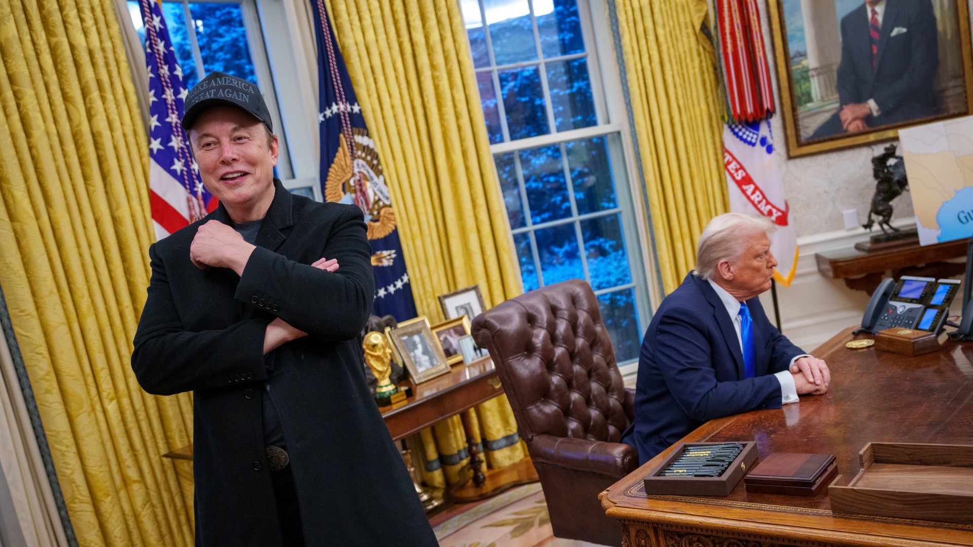 Илон Маск и президент США Дональд Трамп появляются во время подписания указа в Овальном кабинете Белого дома 11 февраля 2025 года в Вашингтоне, округ Колумбия.
