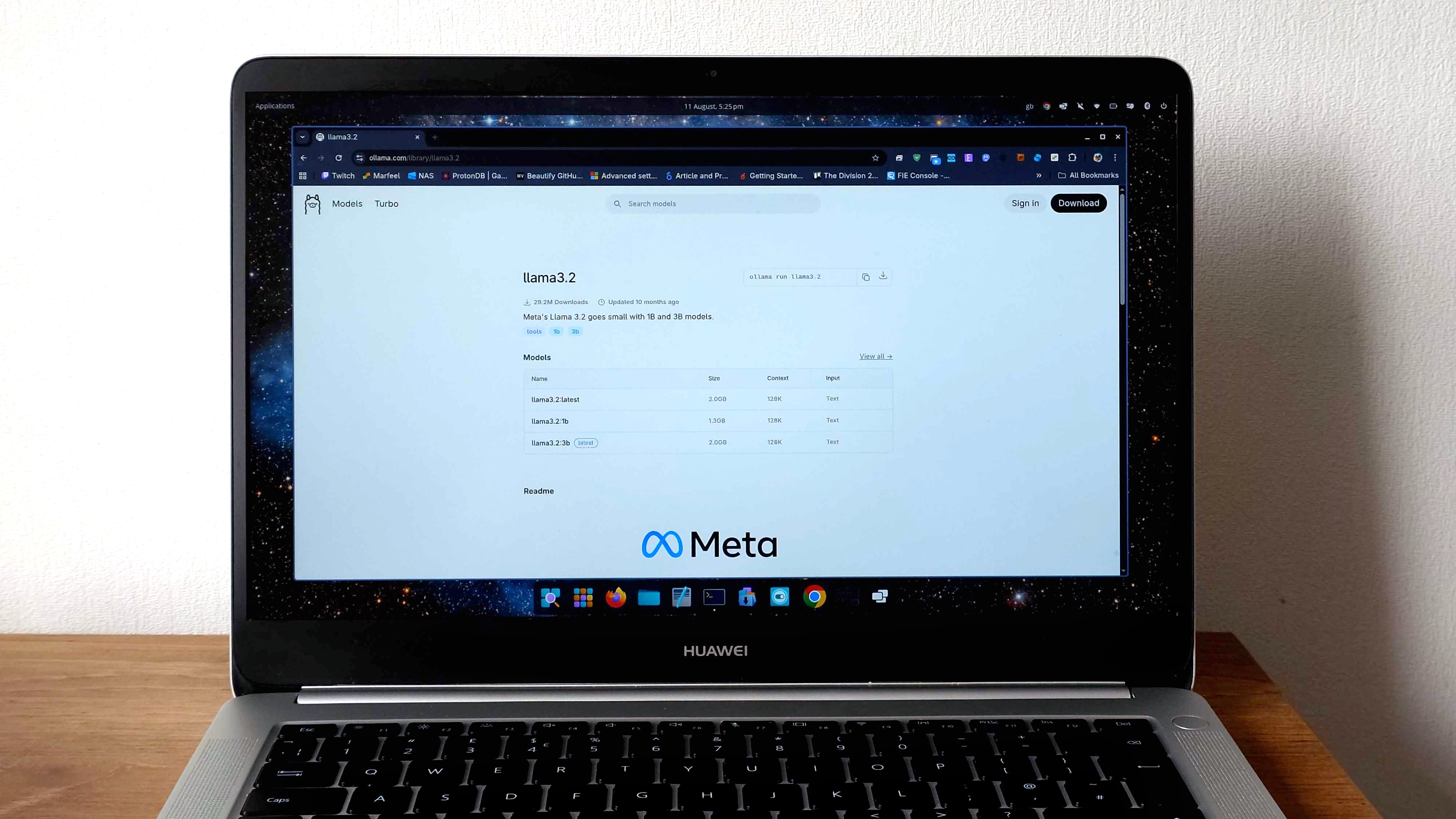 Веб-сайт Ollama на Huawei MateBook D под управлением Fedora 42.