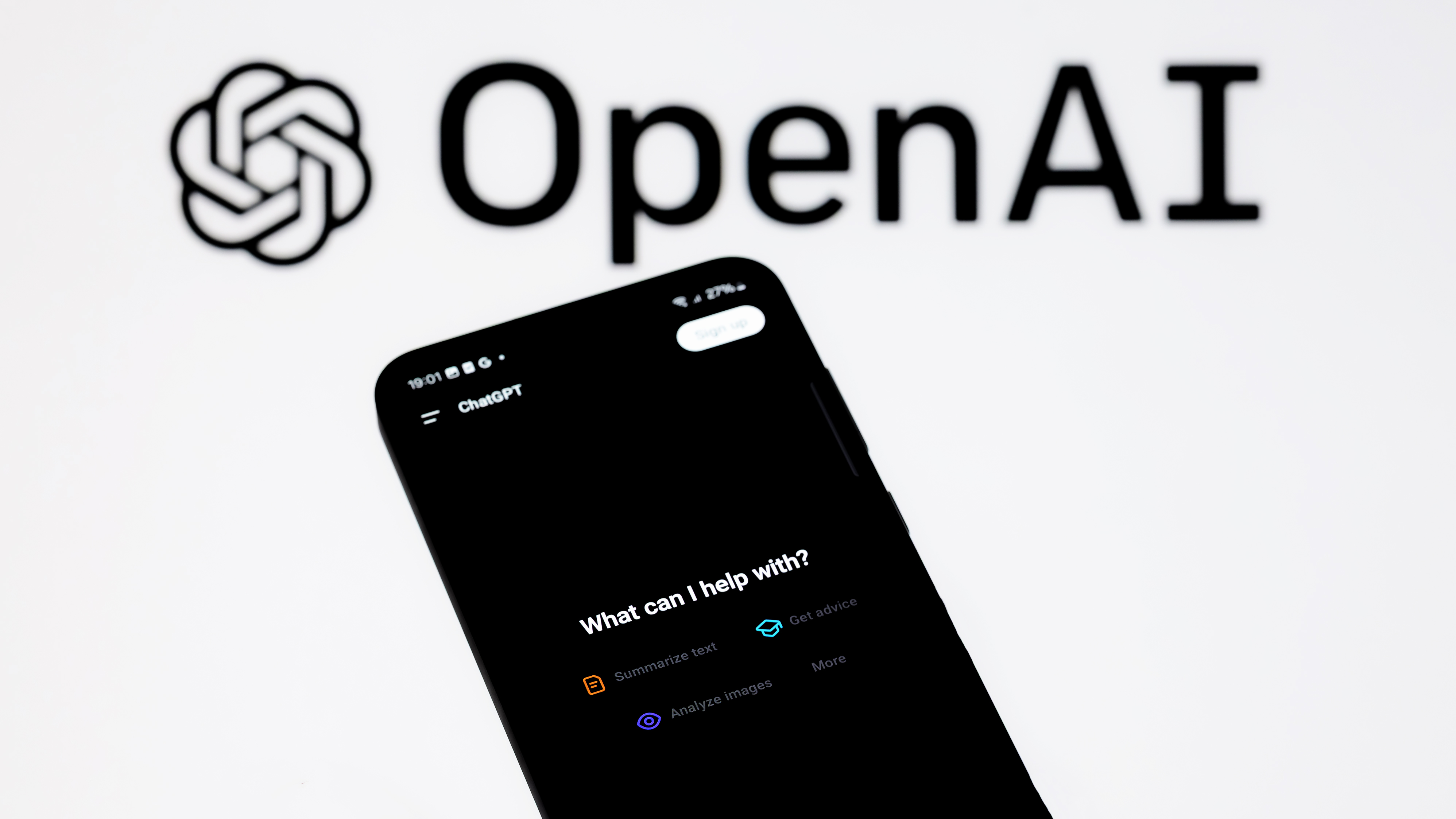 Приложение OpenAI - ChatGPT отображается на мобильном телефоне. OpenAI объявляет о GPT-5, своей последней и самой продвинутой модели искусственного интеллекта, в Брюсселе, Бельгия, 7 августа 2025 года. (Фото Jonathan Raa/NurPhoto через Getty Images)
