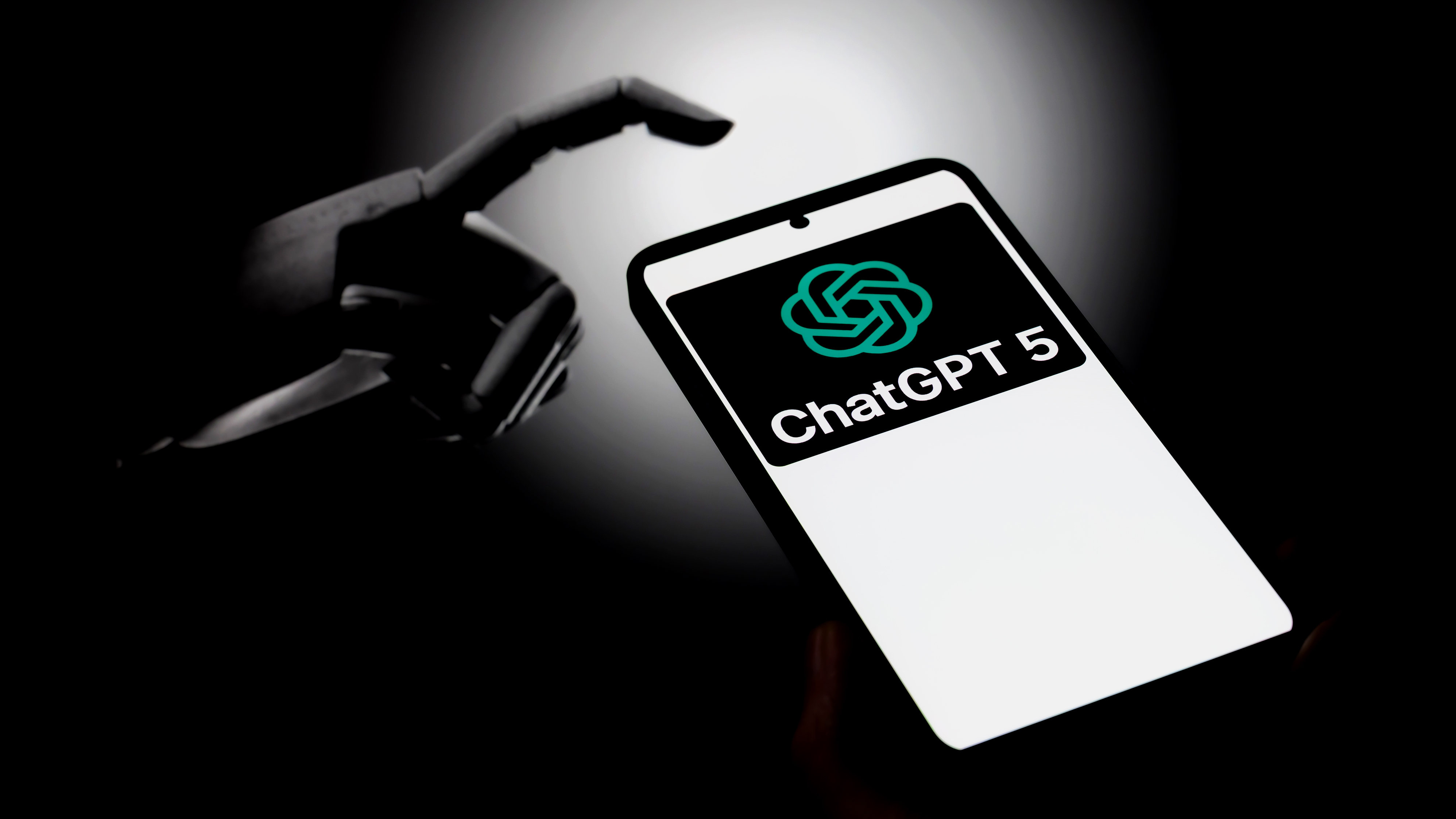 Логотип ChatGPT 5 на экране мобильного телефона. OpenAI анонсирует GPT-5, свою новейшую и самую продвинутую модель ИИ, в Брюсселе, Бельгия, 7 августа 2025 года. (Фото Jonathan Raa/NurPhoto через Getty Images)