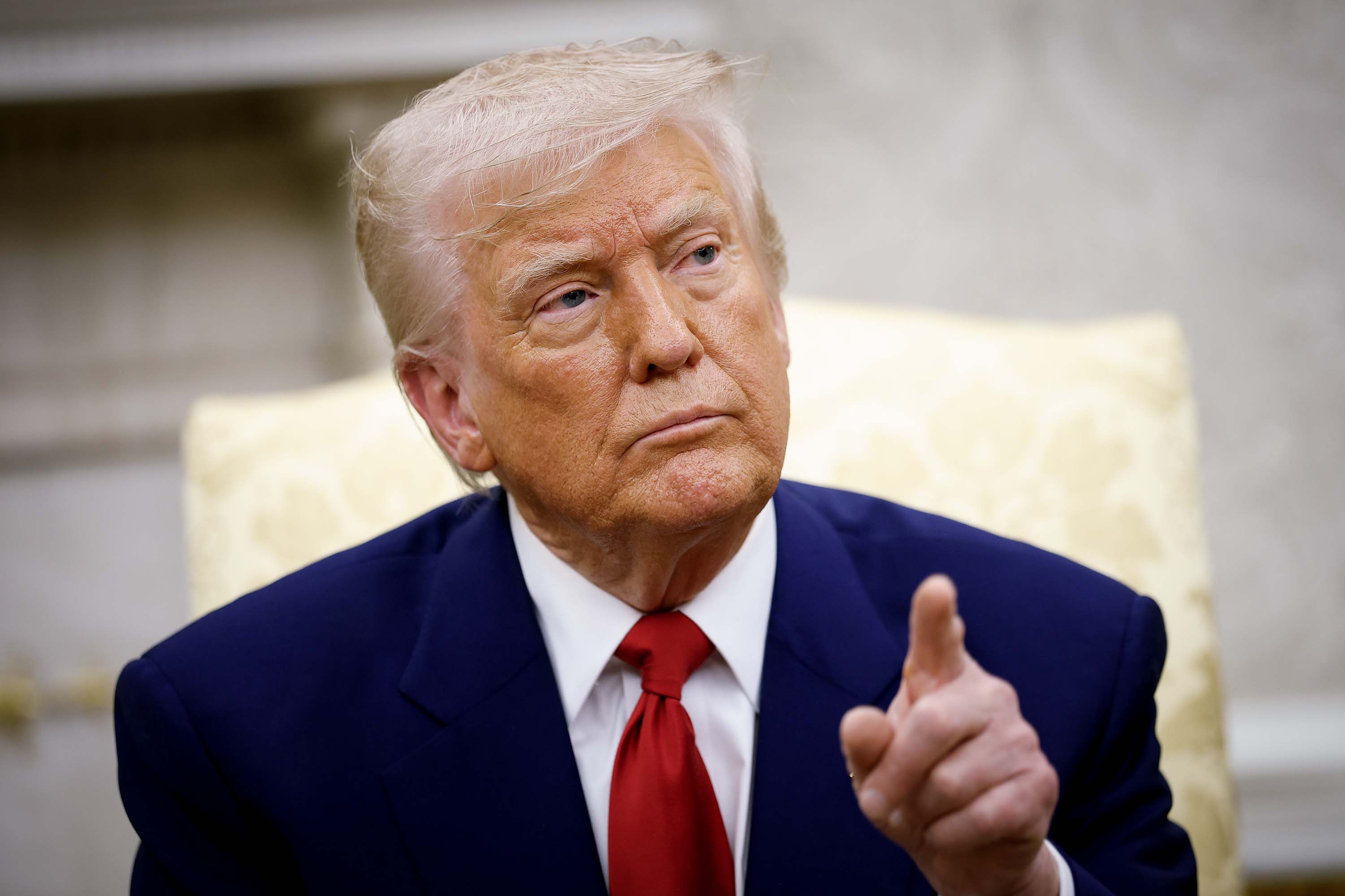 ВАШИНГТОН, ОКРУГ КОЛУМБИЯ — 7 АПРЕЛЯ: Президент США Дональд Трамп отвечает на вопрос представителя СМИ во время встречи с премьер-министром Израиля Биньямином Нетаньяху в Овальном кабинете Белого дома 7 апреля 2025 года в Вашингтоне, округ Колумбия. Президент Трамп встречается с Нетаньяху, чтобы обсудить текущие усилия по освобождению израильских заложников из Газы и недавно введенные США тарифы.