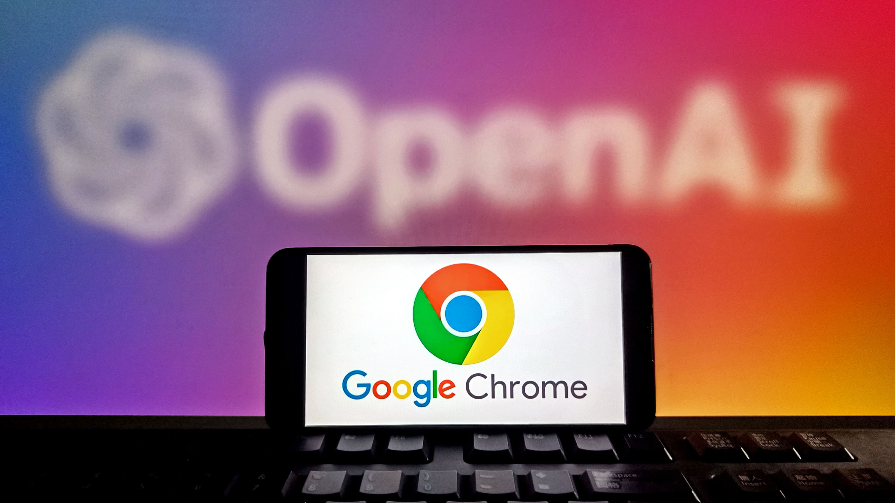 На этой фотографии логотип Chrome отображается на экране смартфона с логотипом OpenAI на фоне, 23 апреля 2025 года, Суцянь, провинция Цзянсу, Китай.