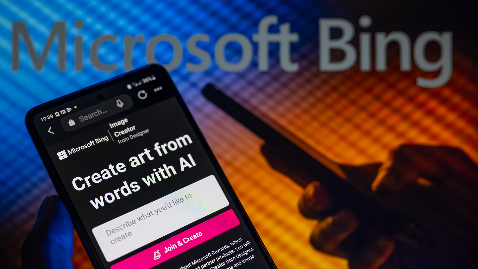 Microsoft Bing Image Creator отображается на смартфоне.