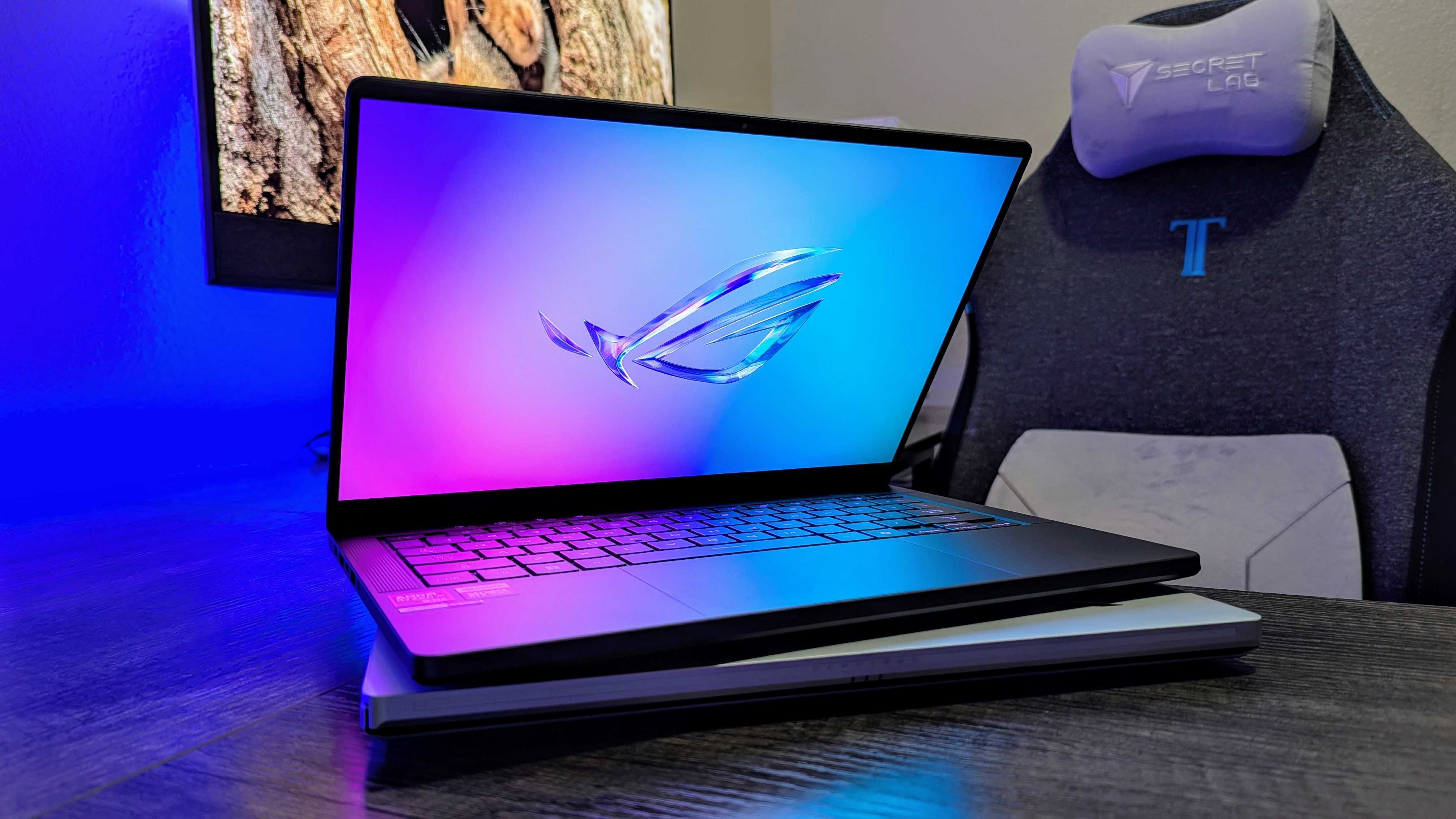 Изображение ASUS ROG Zephyrus G14 (2025) в открытом виде на столе