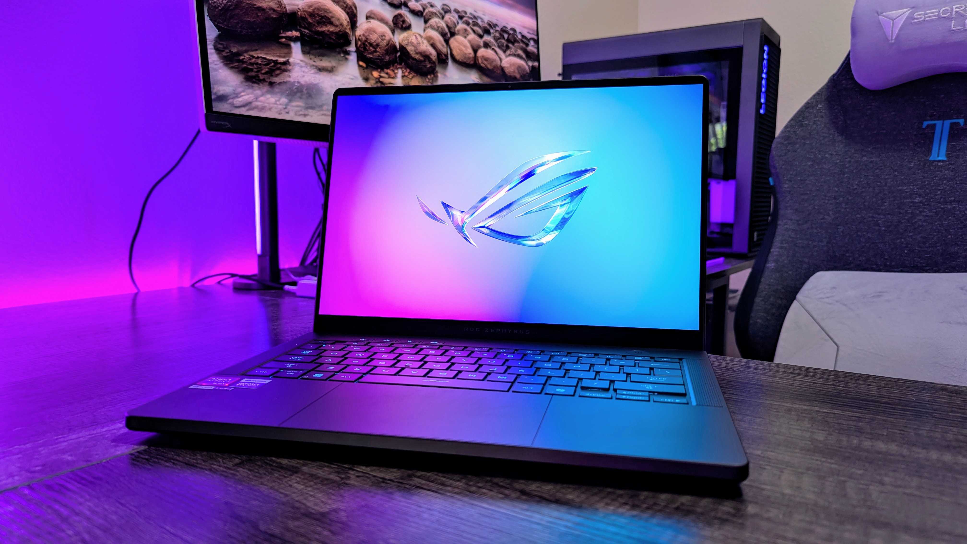 Изображение ASUS ROG Zephyrus G14 (2025) в открытом виде на столе, видна клавиатура и экран