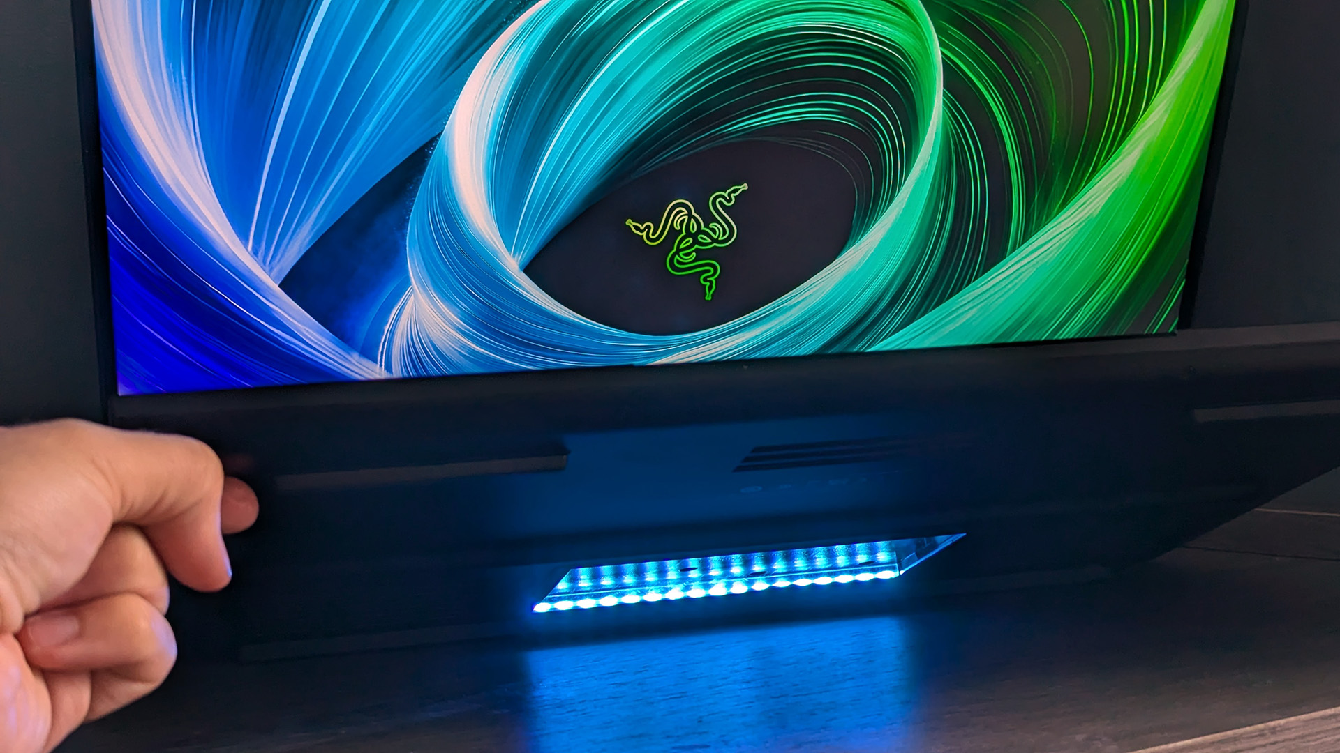 Razer Blade 18 (2025) включен с активированной RGB