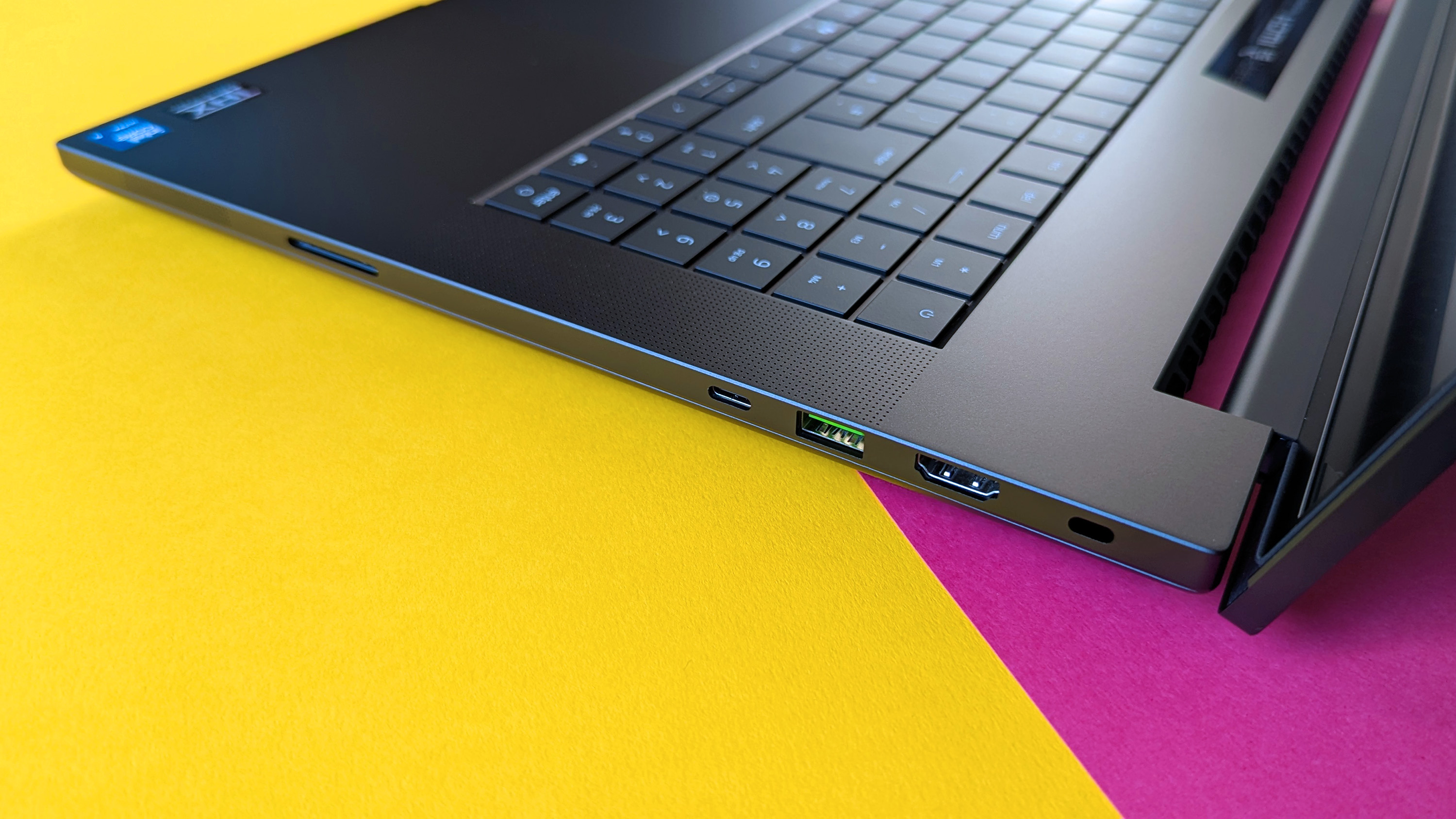 Razer Blade 18 (2025) игровой ноутбук на розовом и желтом фоне.