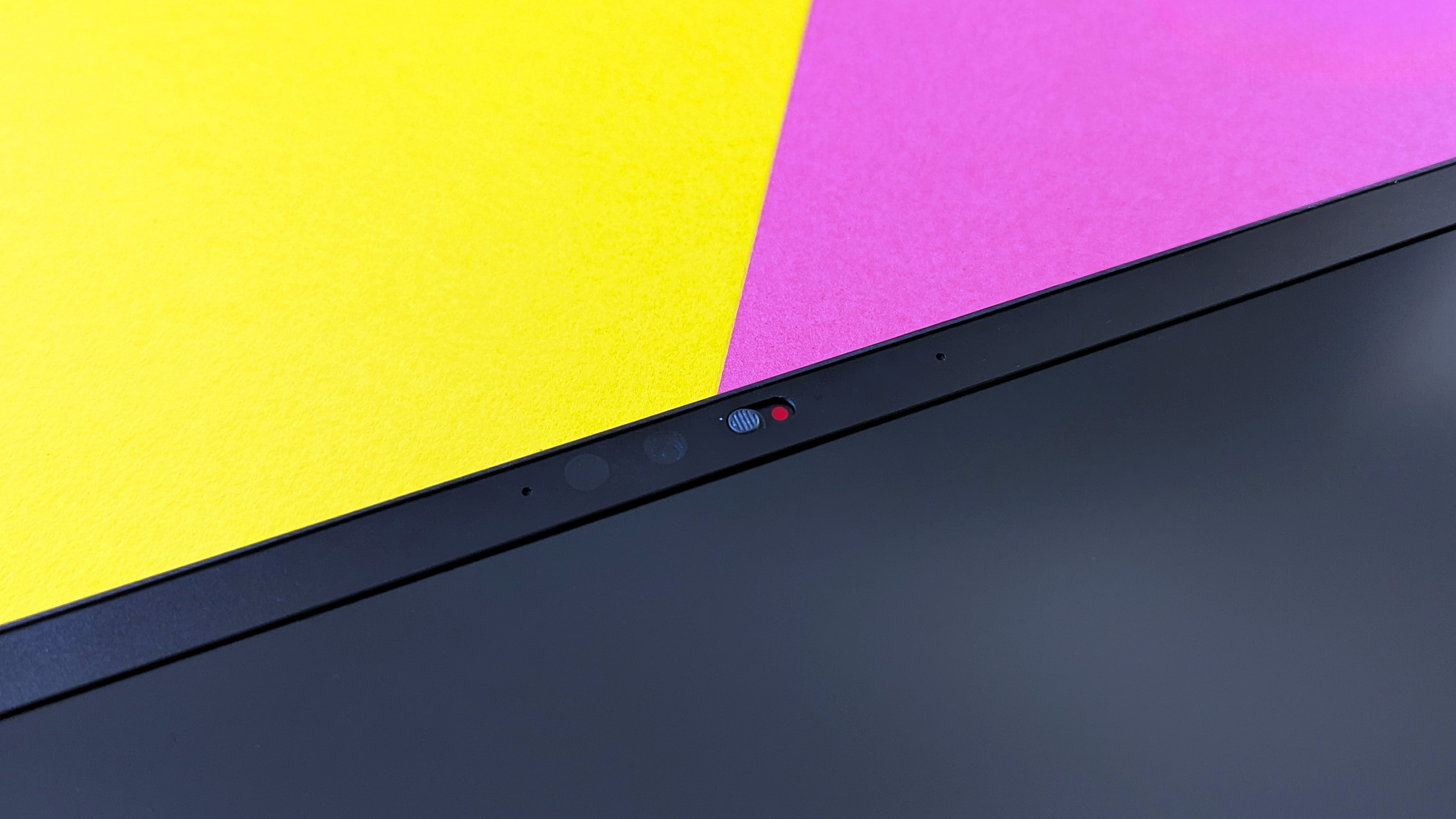 Razer Blade 18 (2025) игровой ноутбук на розовом и желтом фоне.