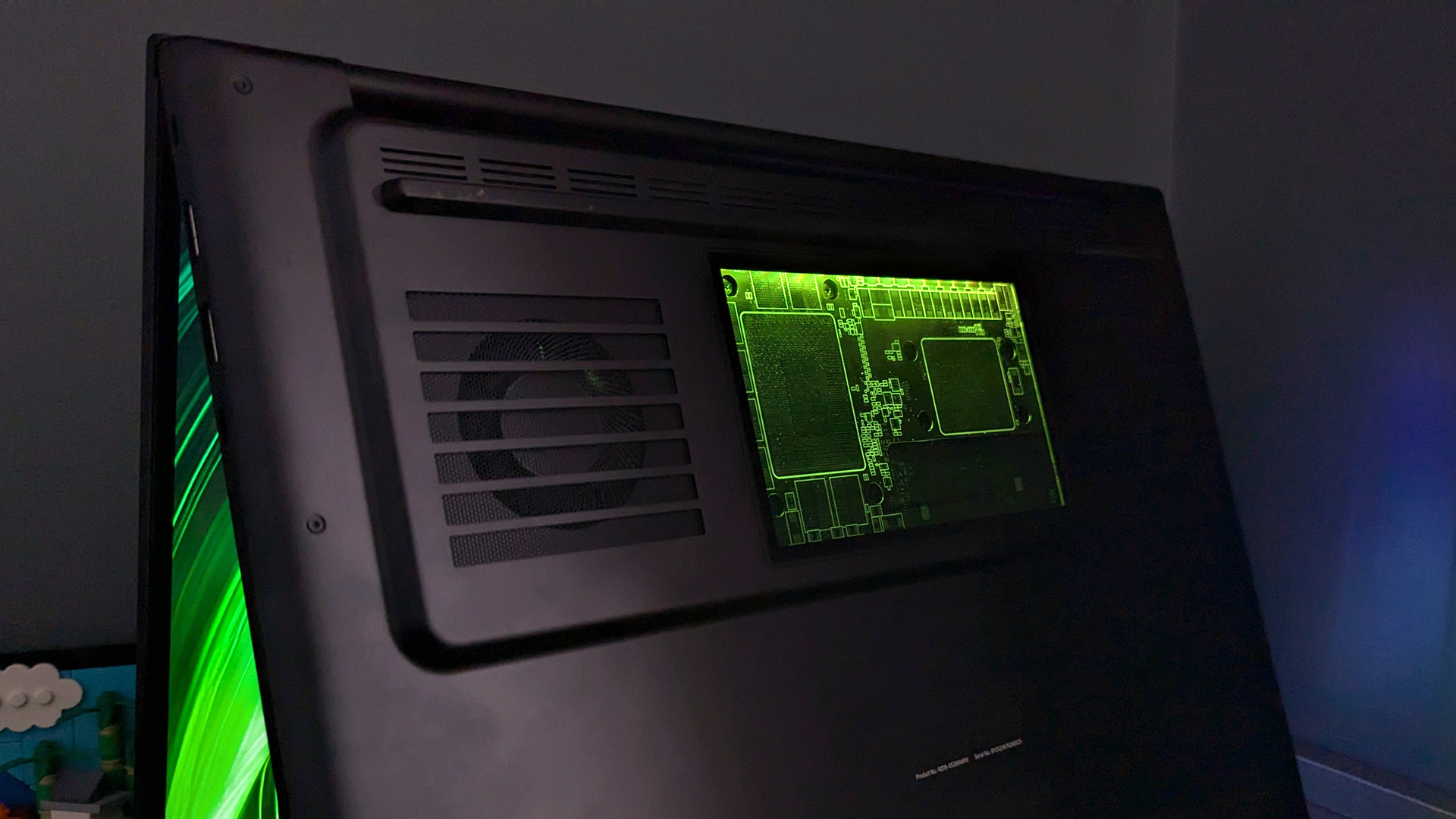 Razer Blade 18 (2025) включен с активированной RGB
