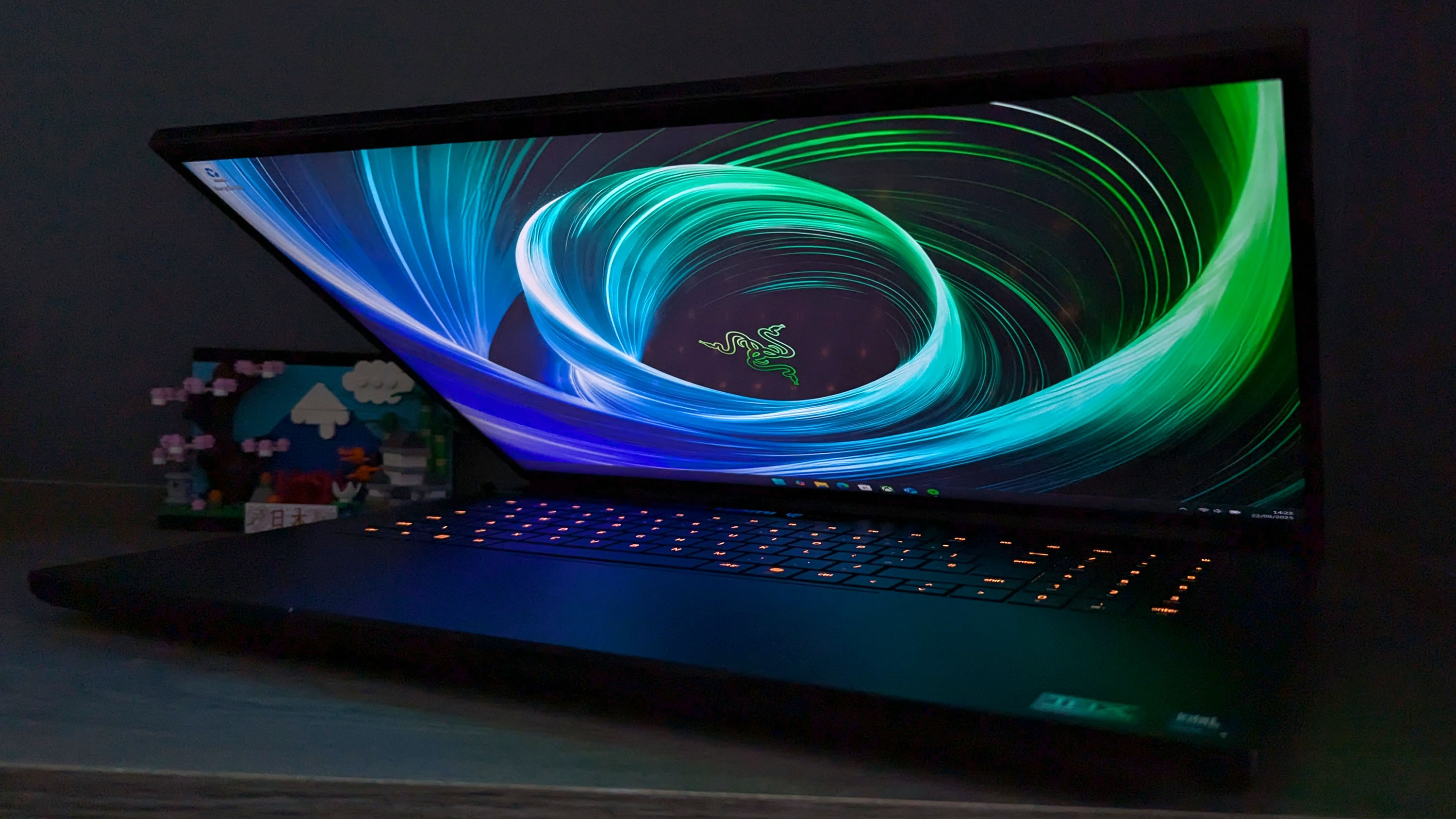 Razer Blade 18 (2025) включен с активированной RGB