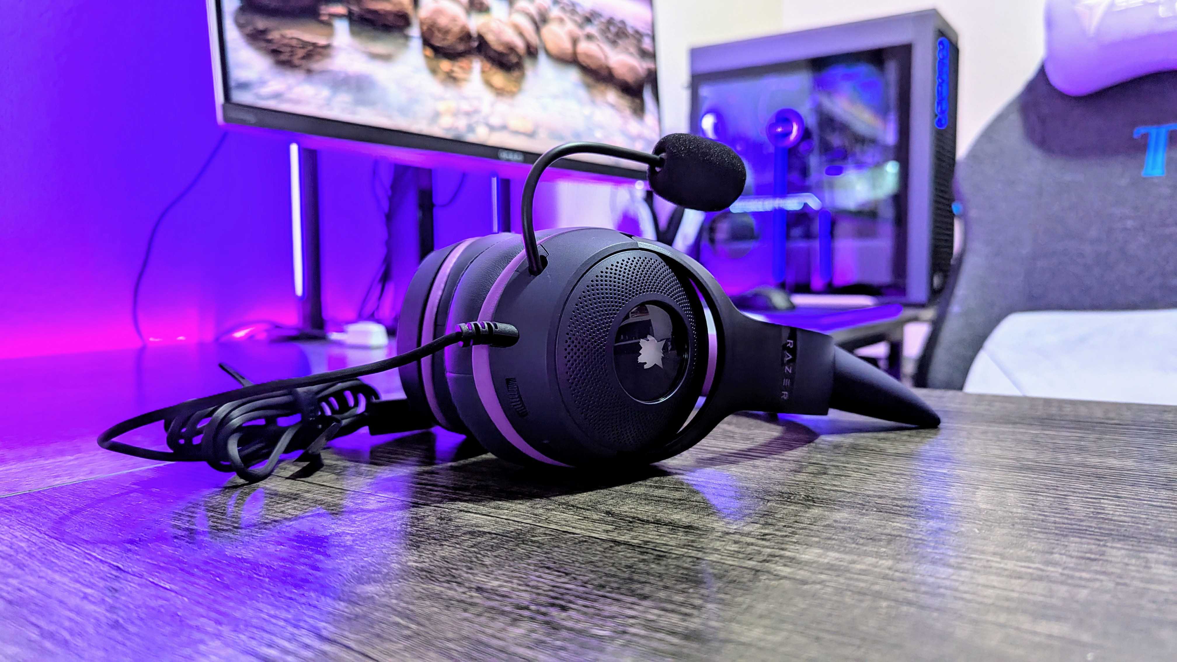 Изображение проводной игровой гарнитуры Razer Kraken Kitty V2 Gengar Edition.
