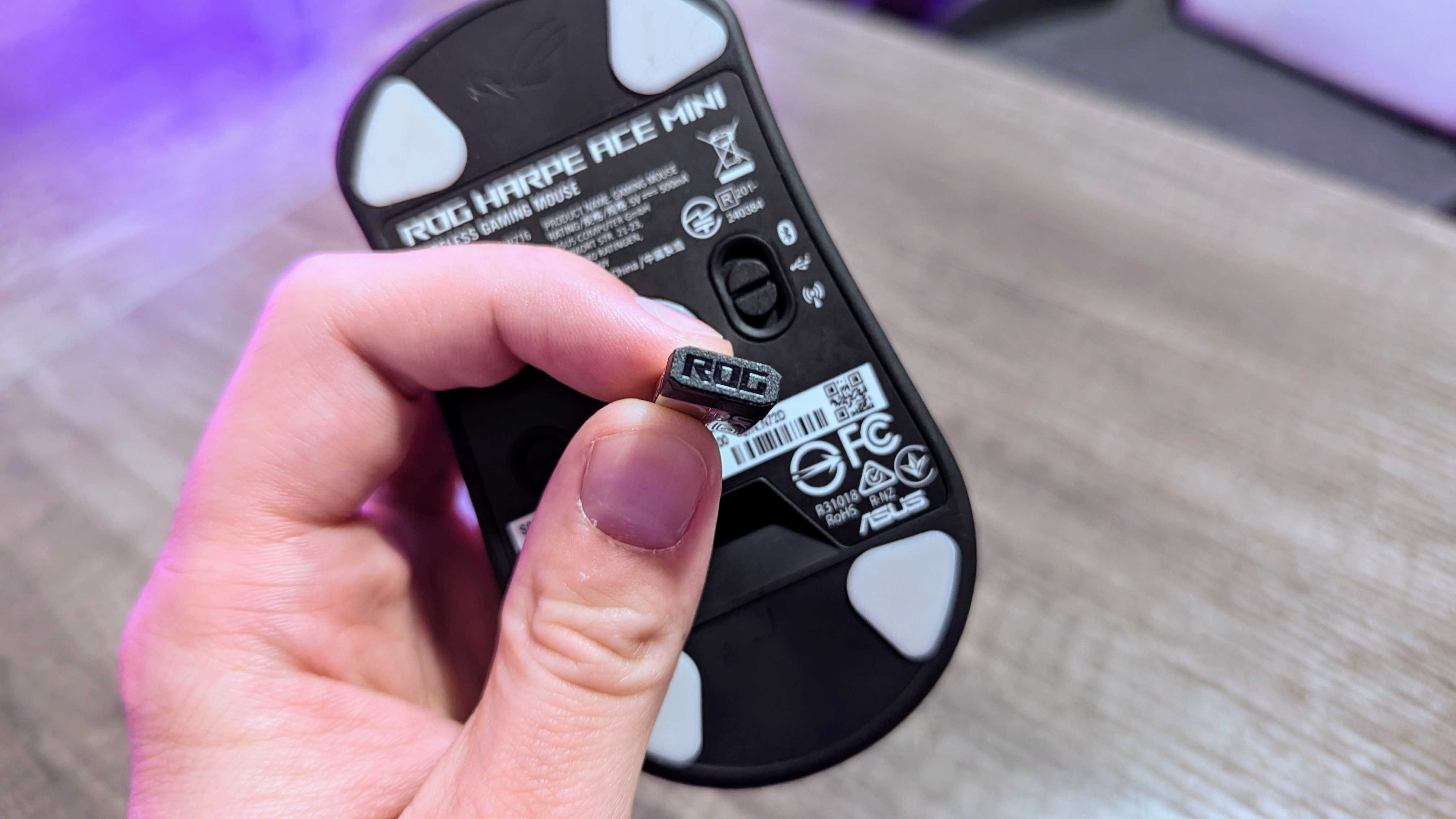 Изображение беспроводной игровой мыши ASUS ROG Harpe Ace Mini.