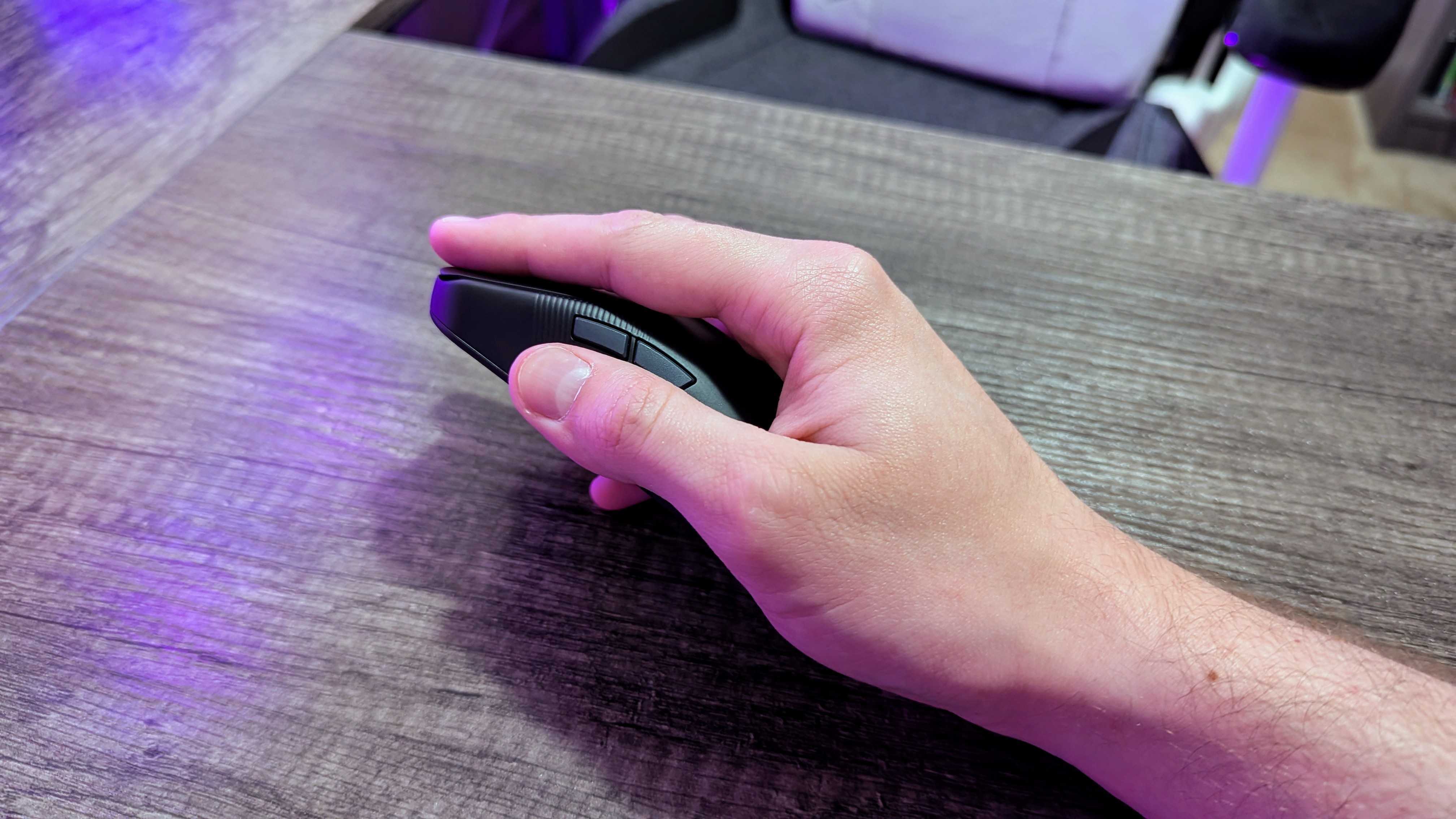 Изображение беспроводной игровой мыши ASUS ROG Harpe Ace Mini.