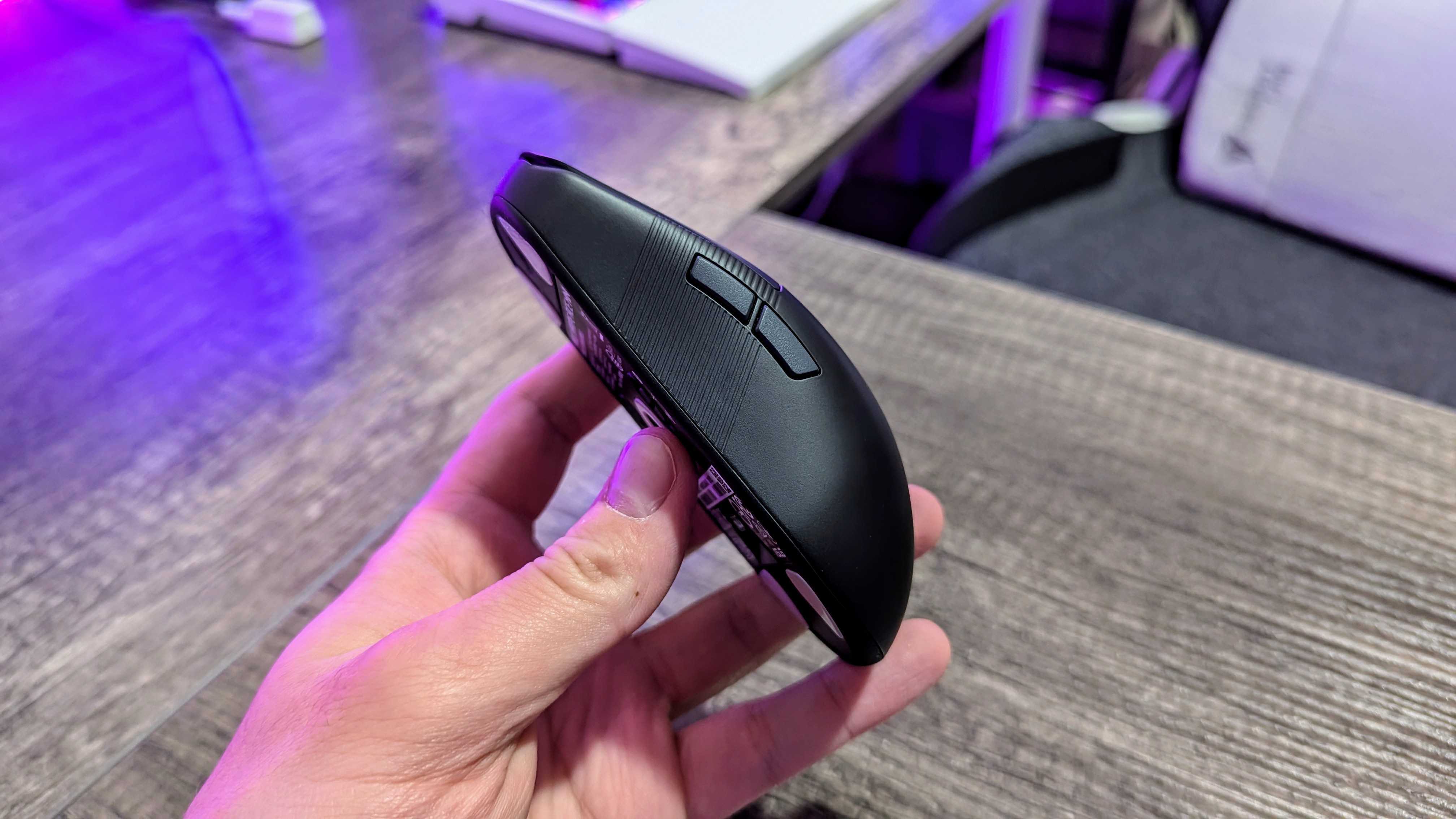 Изображение беспроводной игровой мыши ASUS ROG Harpe Ace Mini.