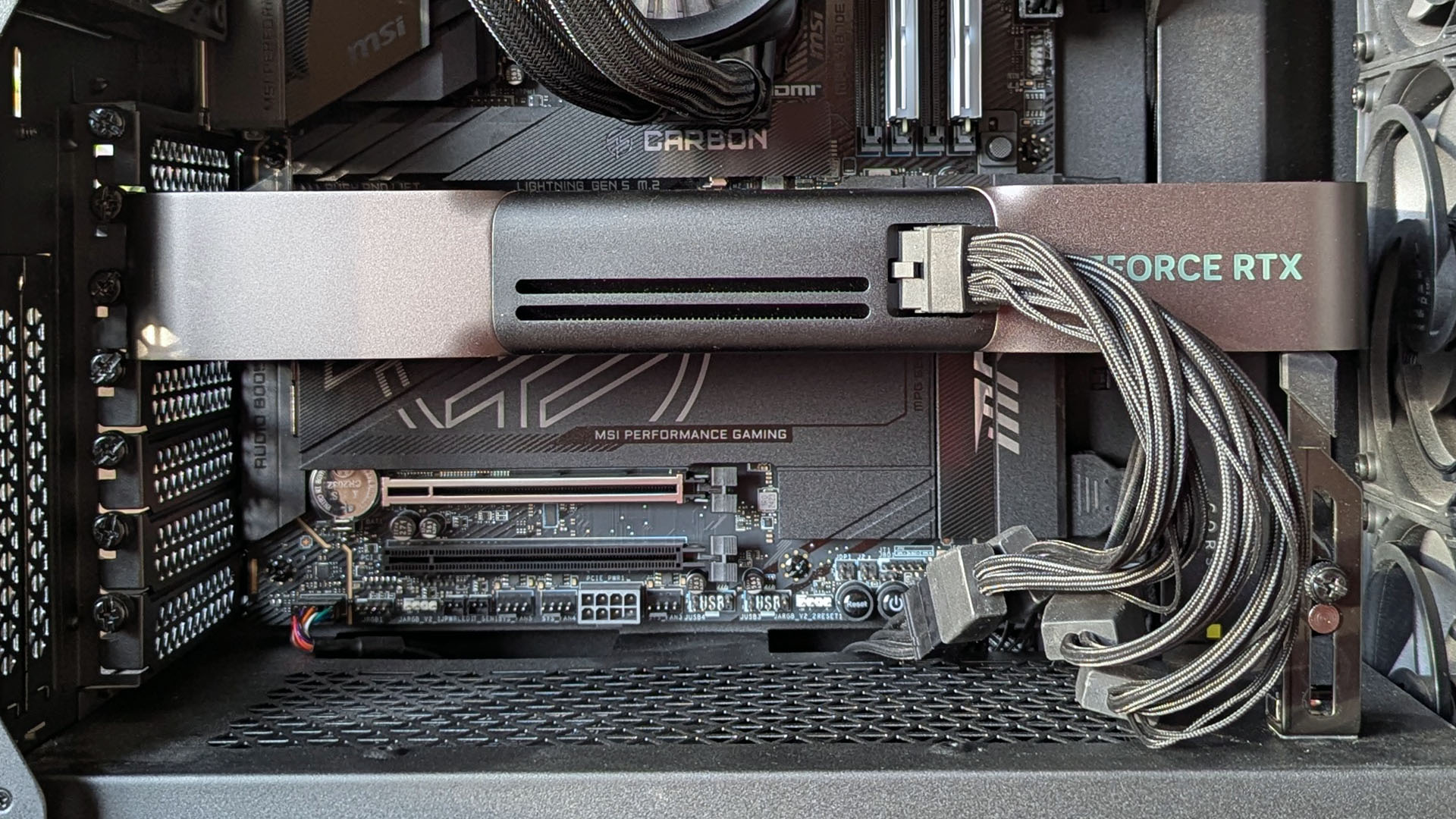 NVIDIA GeForce RTX 5090 Founders Edition установлена в ПК с адаптером на 600 Вт