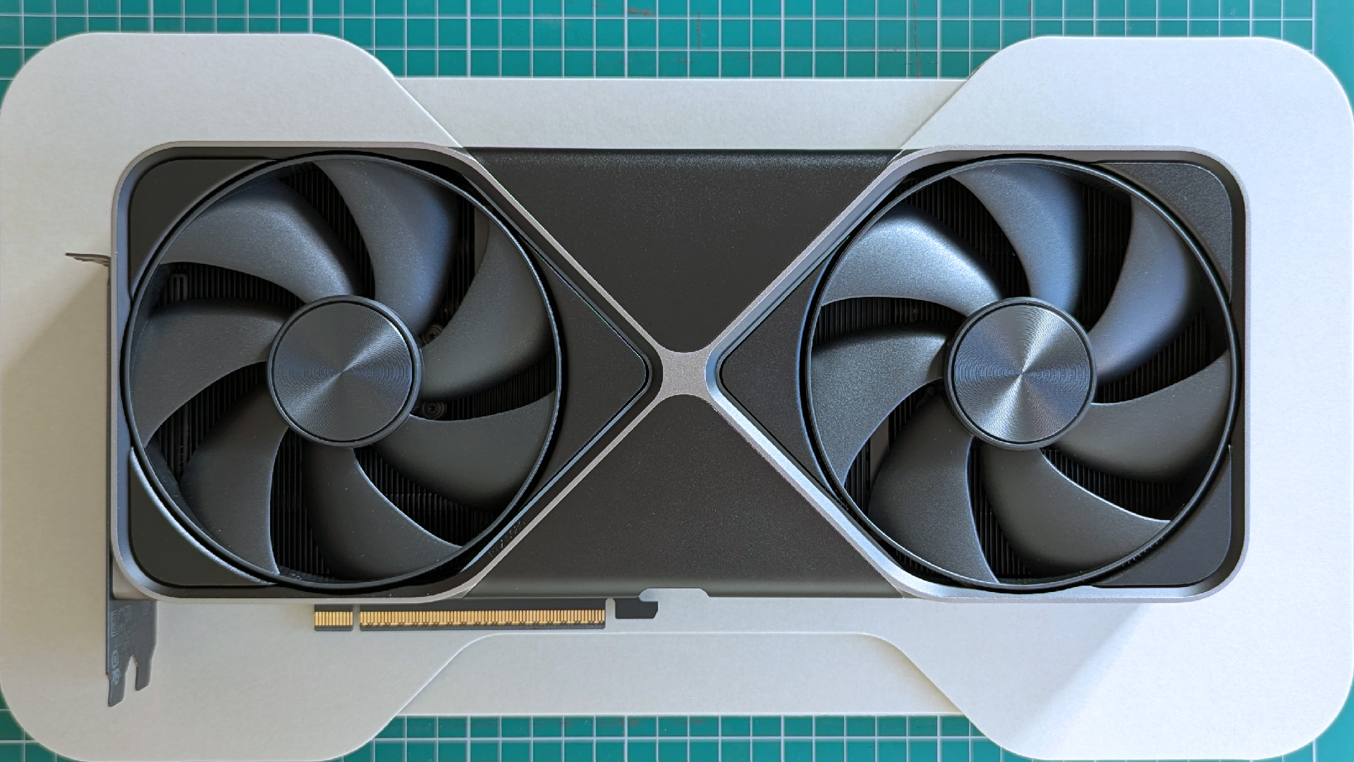 NVIDIA GeForce RTX 5080 Founders Edition с двумя вентиляторами