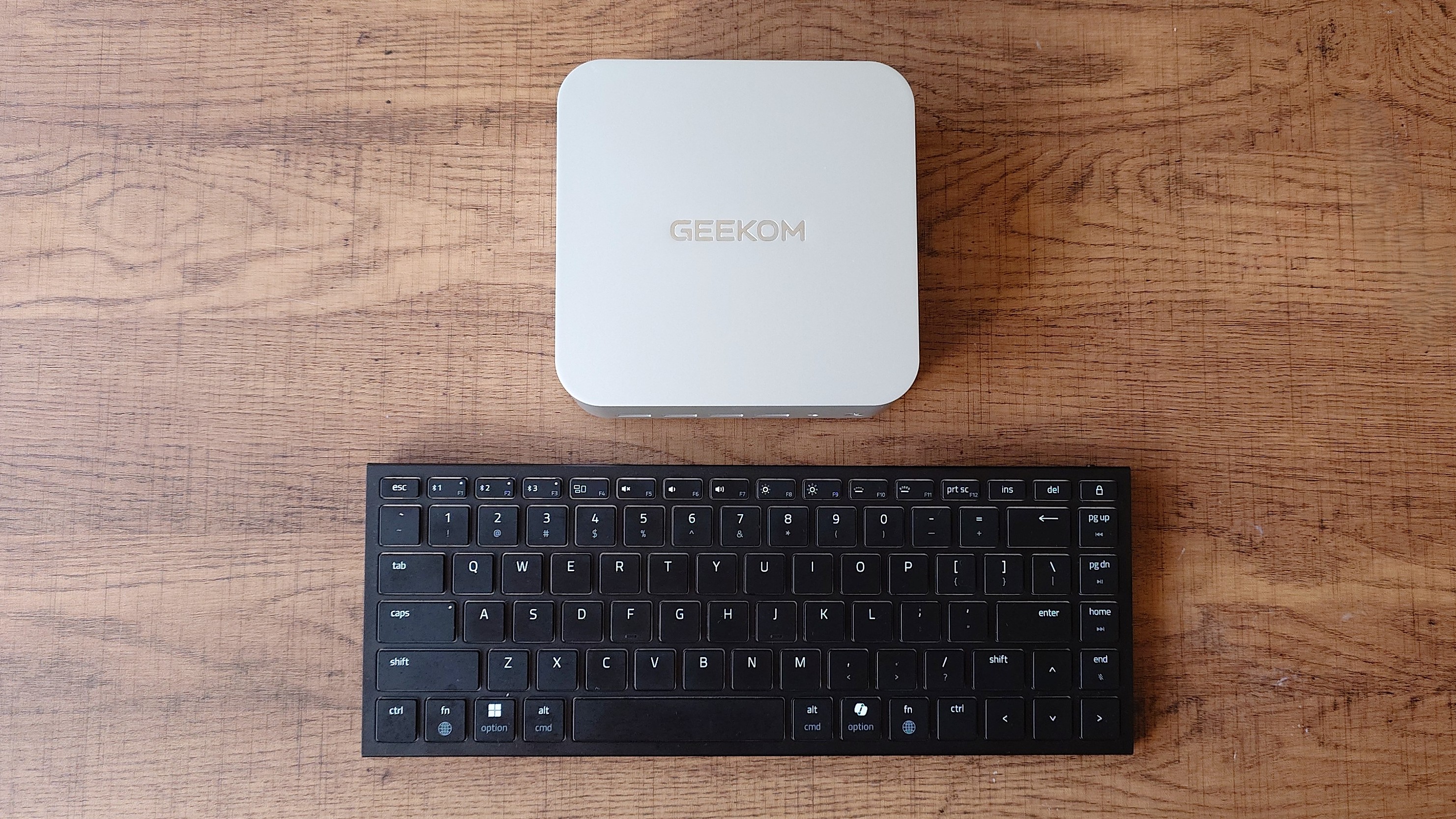 Мини-ПК Geekom A9 Max с клавиатурой Razer Joro.