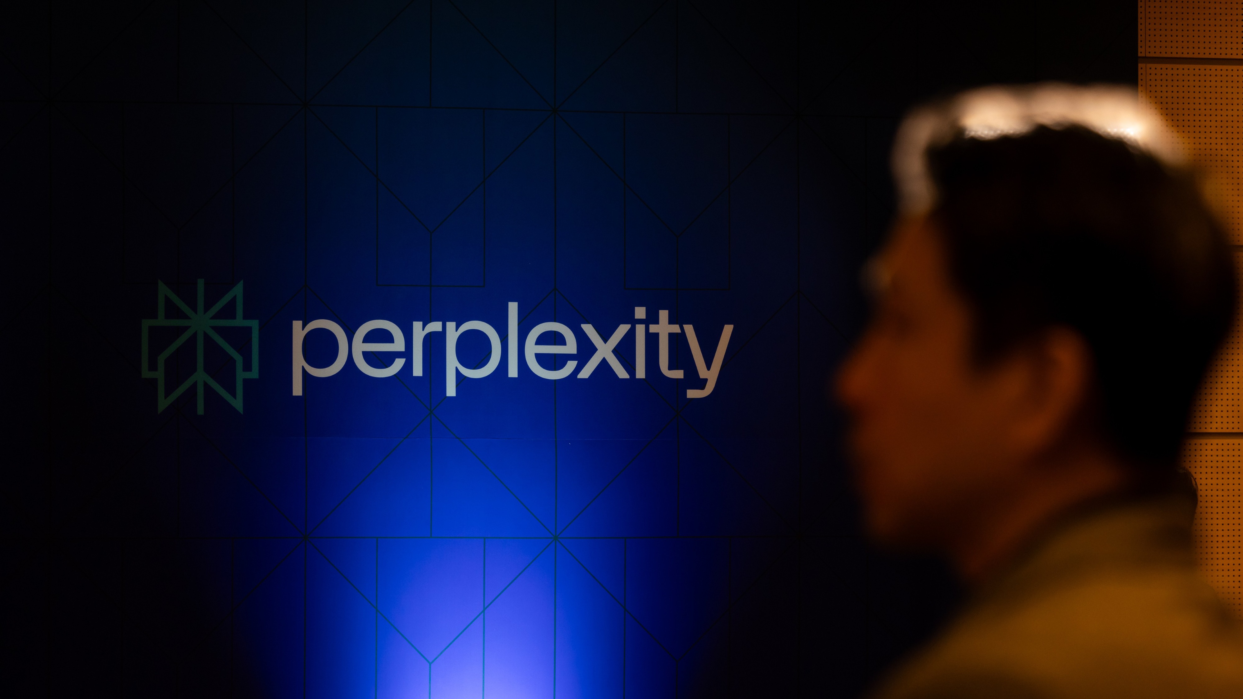 Логотип Perplexity AI во время пресс-конференции в штаб-квартире SK Telecom Co. в Сеуле, Южная Корея, среда, 4 сентября 2024 г.