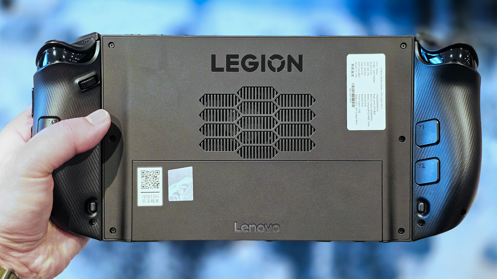 Lenovo Legion Go 2 в руках пользователя.
