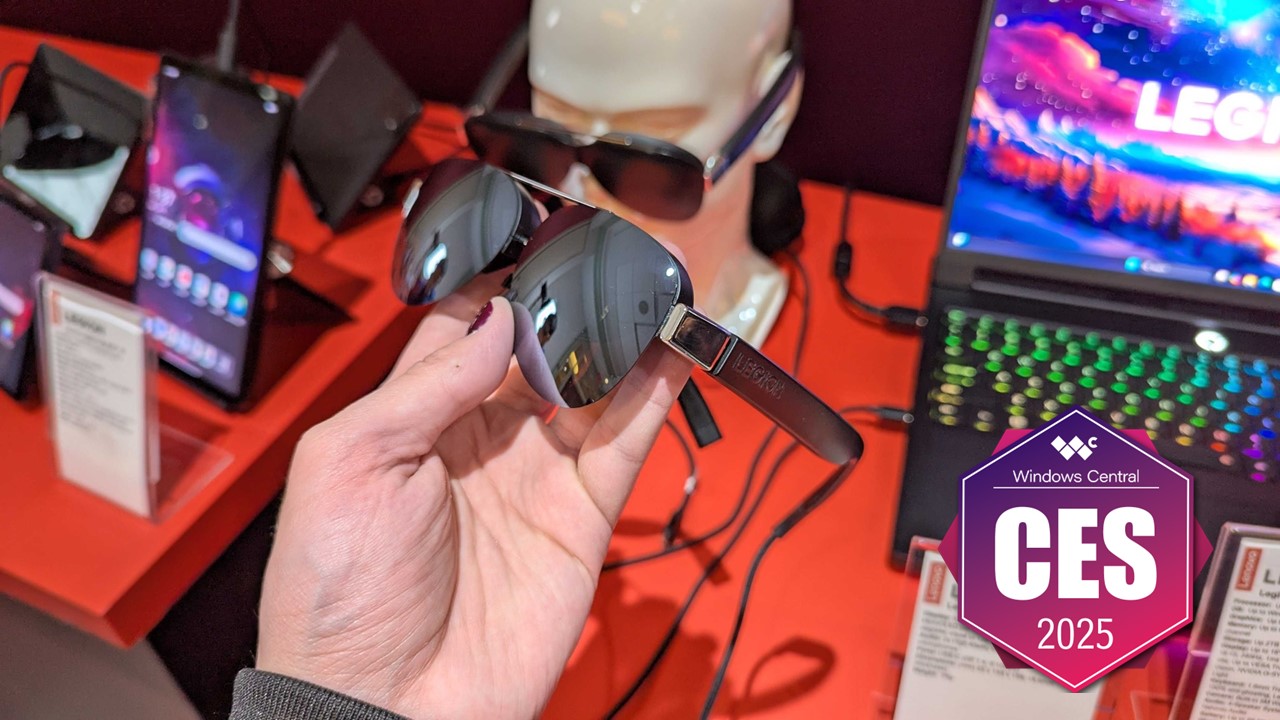 Человек держит Lenovo Legion Glasses 2.