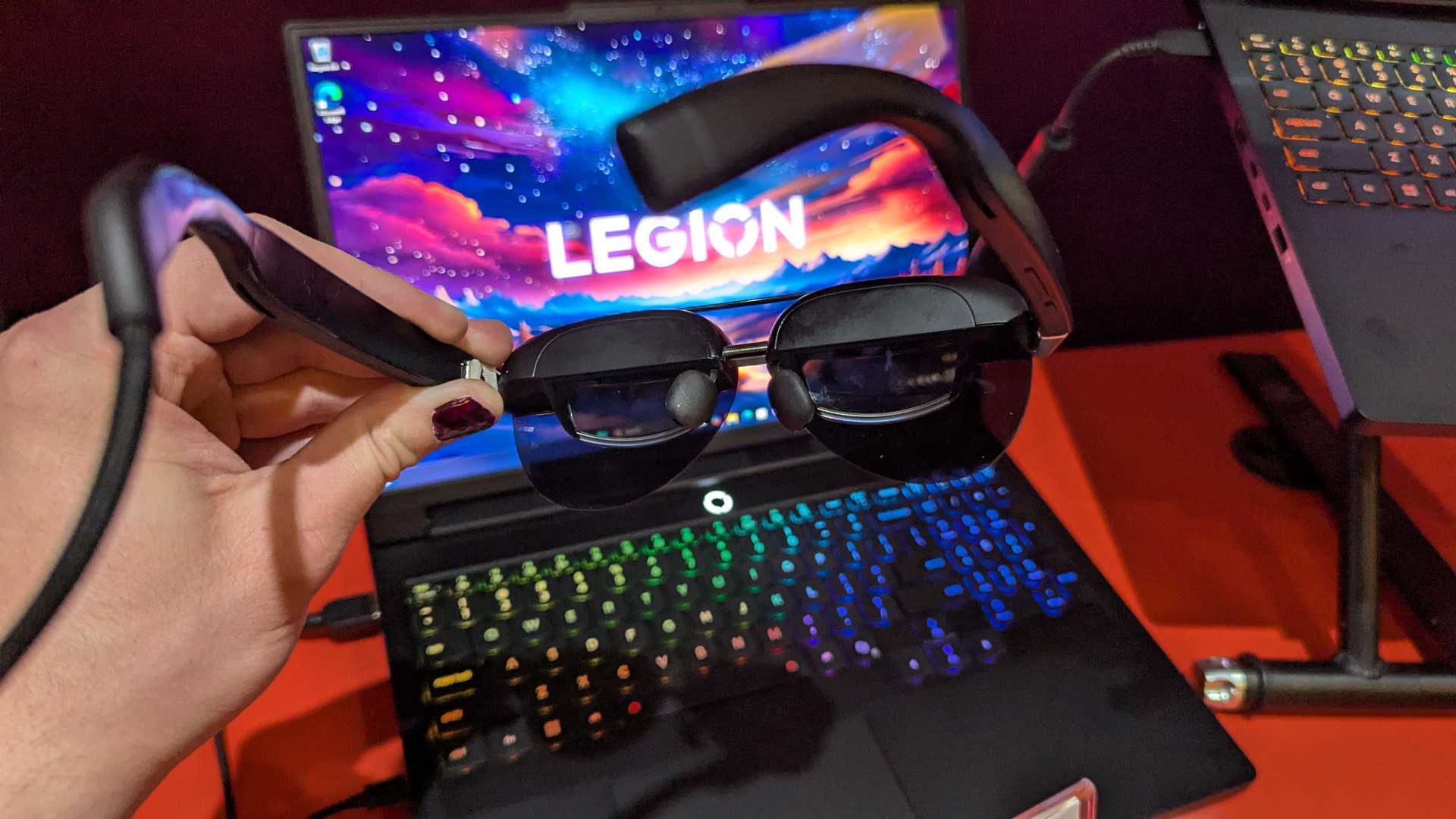 Человек держит Lenovo Legion Glasses 2.