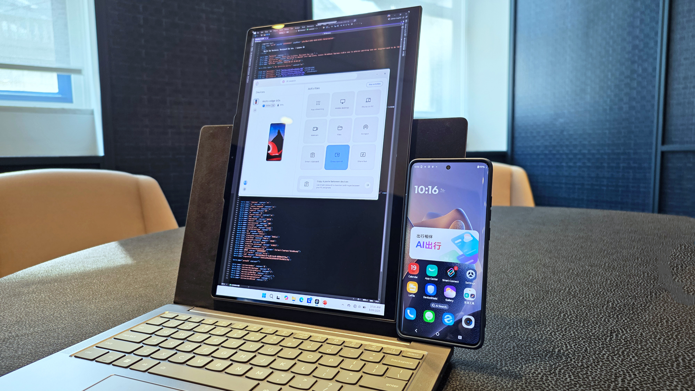 Фотографии нового концепта ноутбука Lenovo под названием ThinkBook VertiFlex, оснащенного дисплеем, который вращается из горизонтального в вертикальное положение. Анонс состоялся на выставке IFA 2025 в Берлине, Германия.