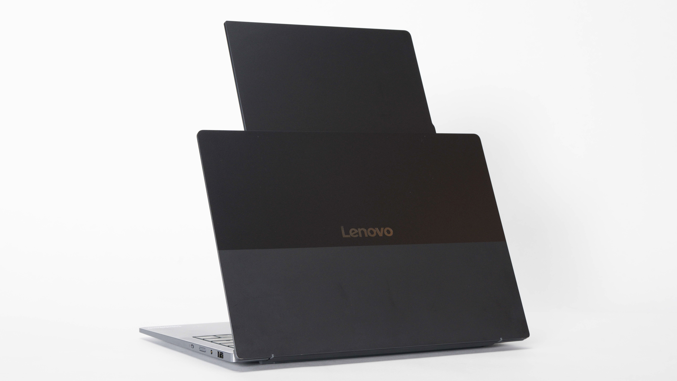 Фотографии нового концепта ноутбука Lenovo под названием ThinkBook VertiFlex, оснащенного дисплеем, который вращается из горизонтального в вертикальное положение. Анонс состоялся на выставке IFA 2025 в Берлине, Германия.