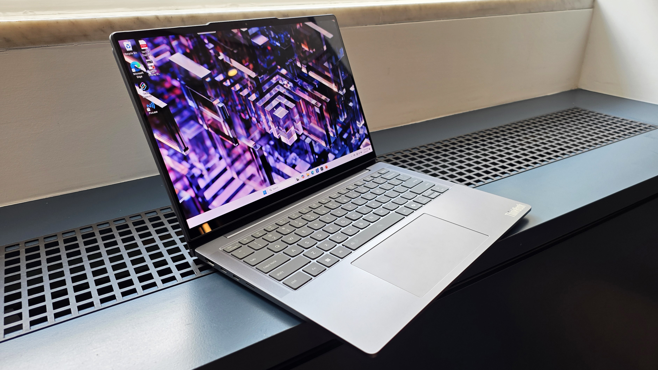 Фотографии нового концепта ноутбука Lenovo под названием ThinkBook VertiFlex, оснащенного дисплеем, который вращается из горизонтального в вертикальное положение. Анонс состоялся на выставке IFA 2025 в Берлине, Германия.