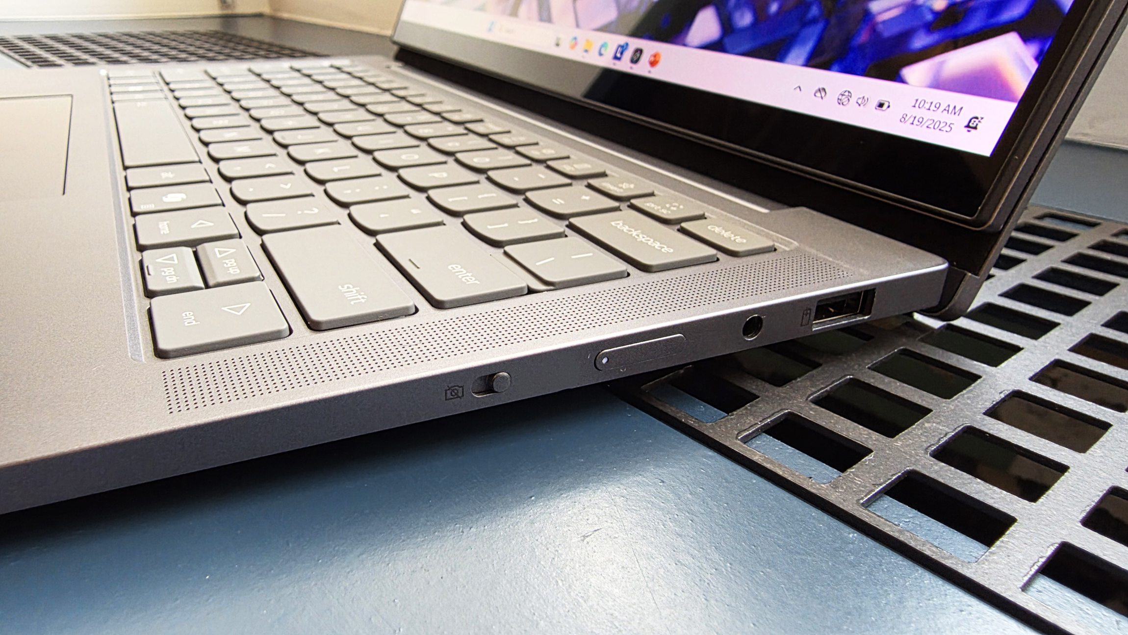 Фотографии нового концепта ноутбука Lenovo под названием ThinkBook VertiFlex, оснащенного дисплеем, который вращается из горизонтального в вертикальное положение. Анонс состоялся на выставке IFA 2025 в Берлине, Германия.