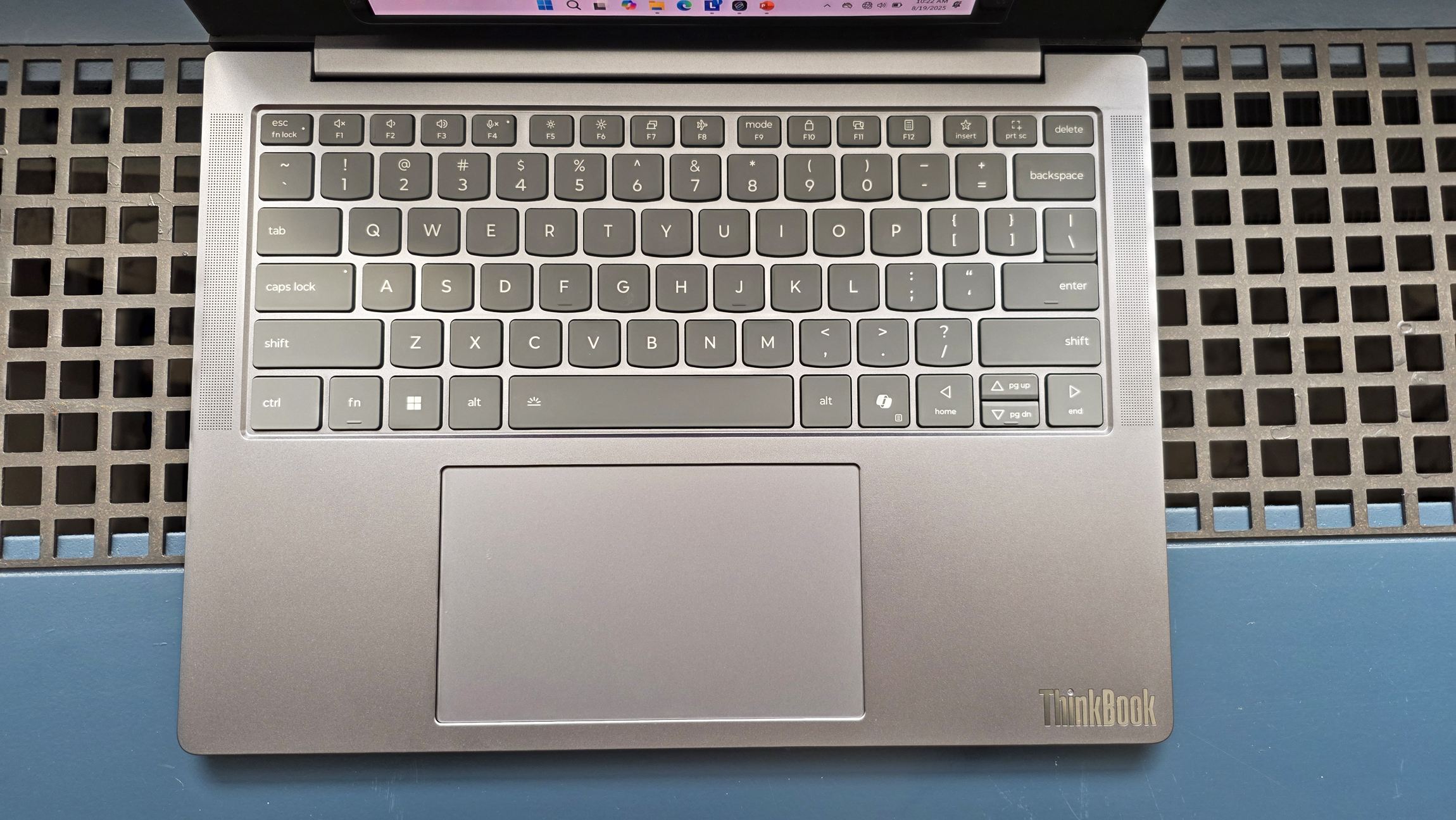 Фотографии нового концепта ноутбука Lenovo под названием ThinkBook VertiFlex, оснащенного дисплеем, который вращается из горизонтального в вертикальное положение. Анонс состоялся на выставке IFA 2025 в Берлине, Германия.