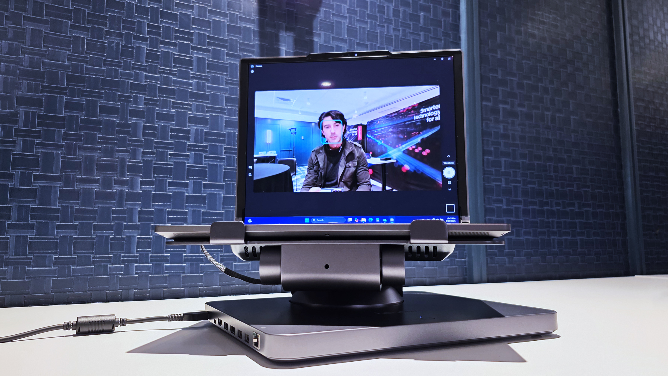 Изображения концепта Lenovo Smart Motion, также известного как Project Ballet, моторизованной и подвижной подставки для ноутбука, представленной на выставке IFA 2025 в Берлине, Германия.