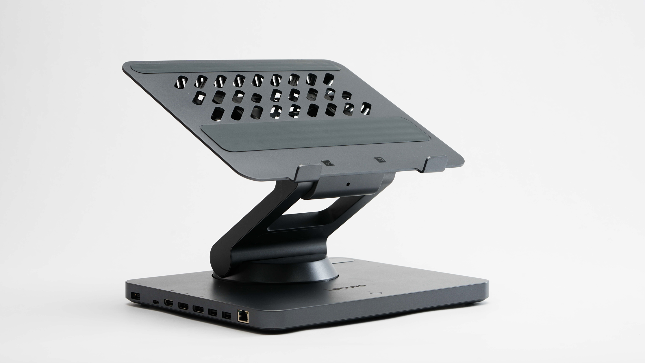 Изображения концепта Lenovo Smart Motion, также известного как Project Ballet, моторизованной и подвижной подставки для ноутбука, представленной на выставке IFA 2025 в Берлине, Германия.