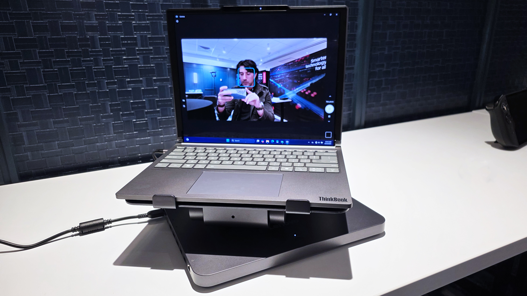 Изображения концепта Lenovo Smart Motion, также известного как Project Ballet, моторизованной и подвижной подставки для ноутбука, представленной на выставке IFA 2025 в Берлине, Германия.