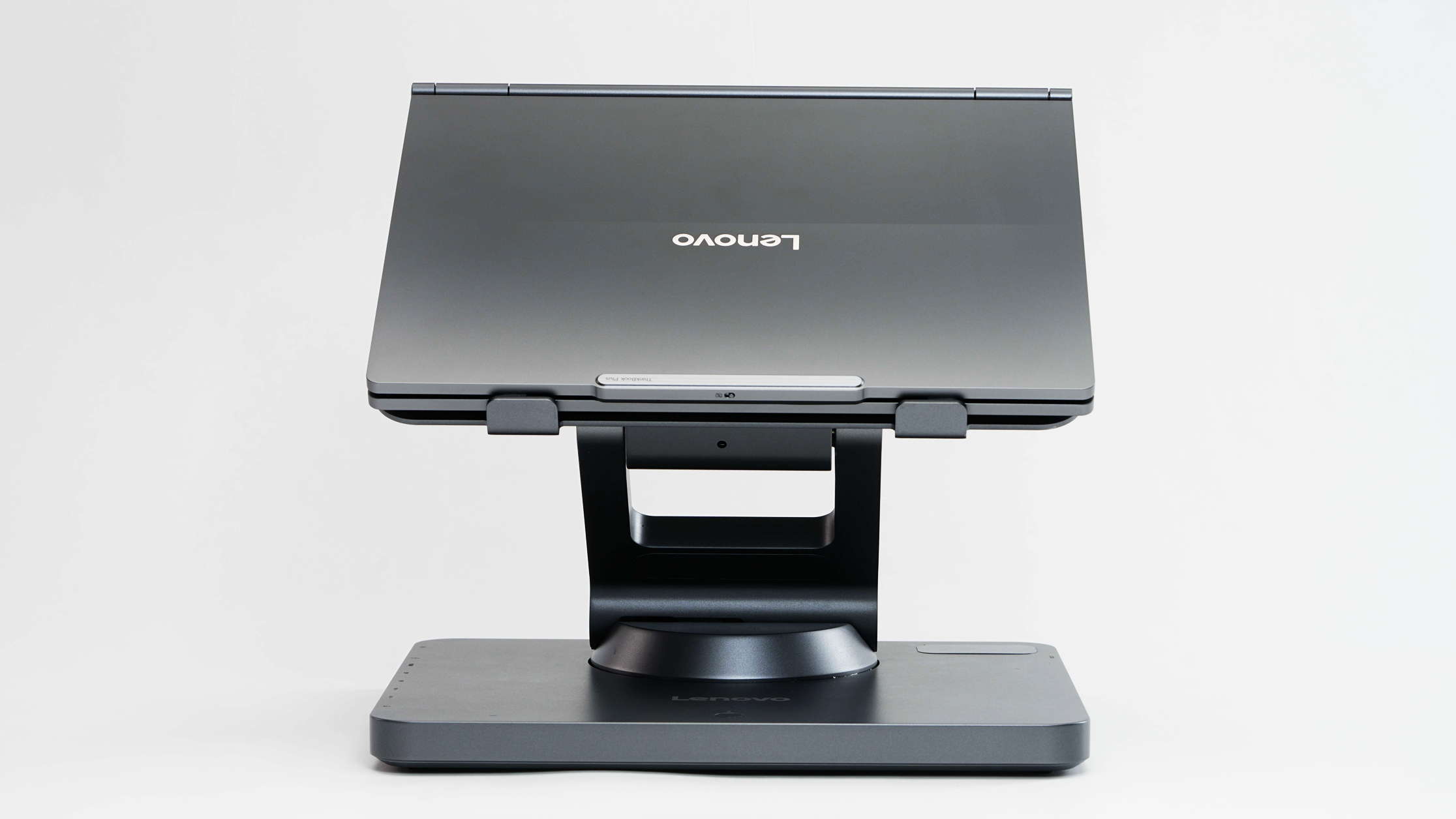 Изображения концепта Lenovo Smart Motion, также известного как Project Ballet, моторизованной и подвижной подставки для ноутбука, представленной на выставке IFA 2025 в Берлине, Германия.