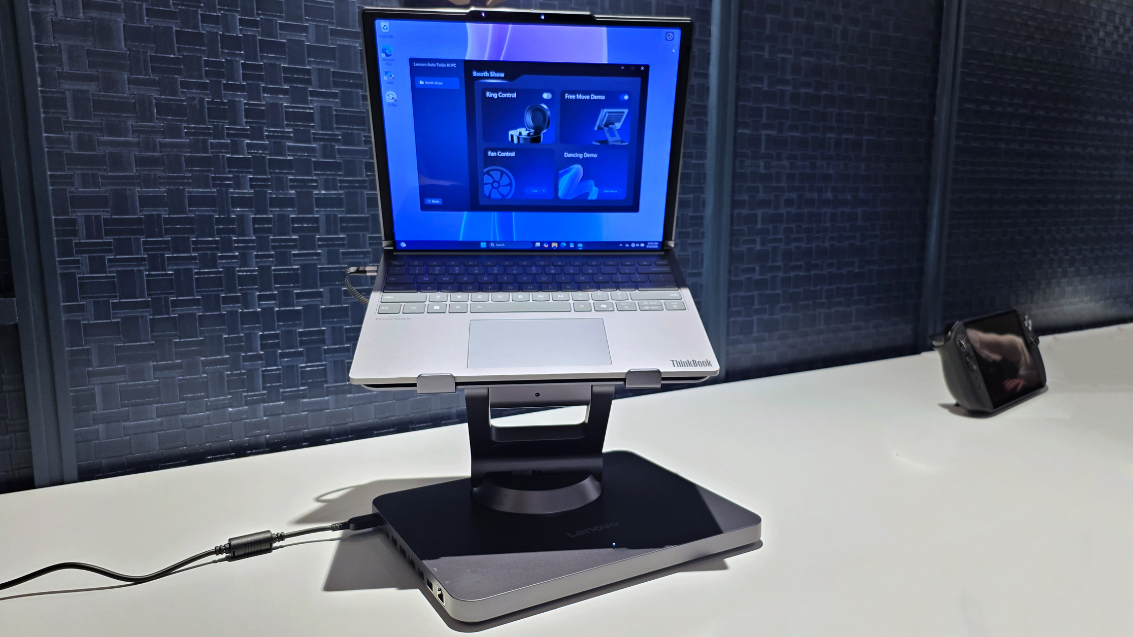 Изображения концепта Lenovo Smart Motion, также известного как Project Ballet, моторизованной и подвижной подставки для ноутбука, представленной на выставке IFA 2025 в Берлине, Германия.