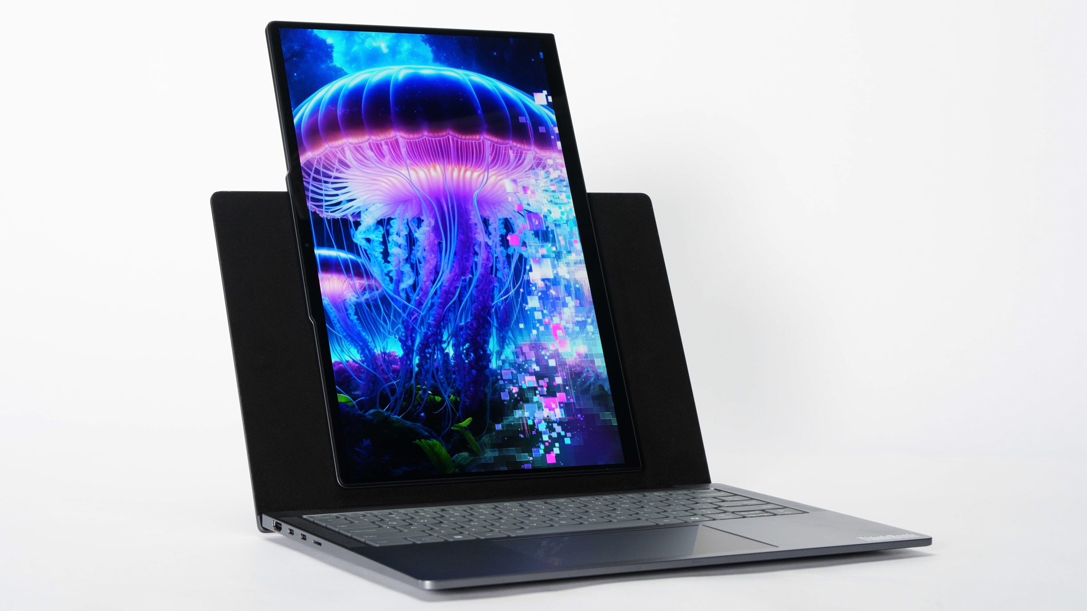 Фотографии нового концепта ноутбука Lenovo под названием ThinkBook VertiFlex, оснащенного дисплеем, который вращается из горизонтального в вертикальное положение. Анонс состоялся на выставке IFA 2025 в Берлине, Германия.
