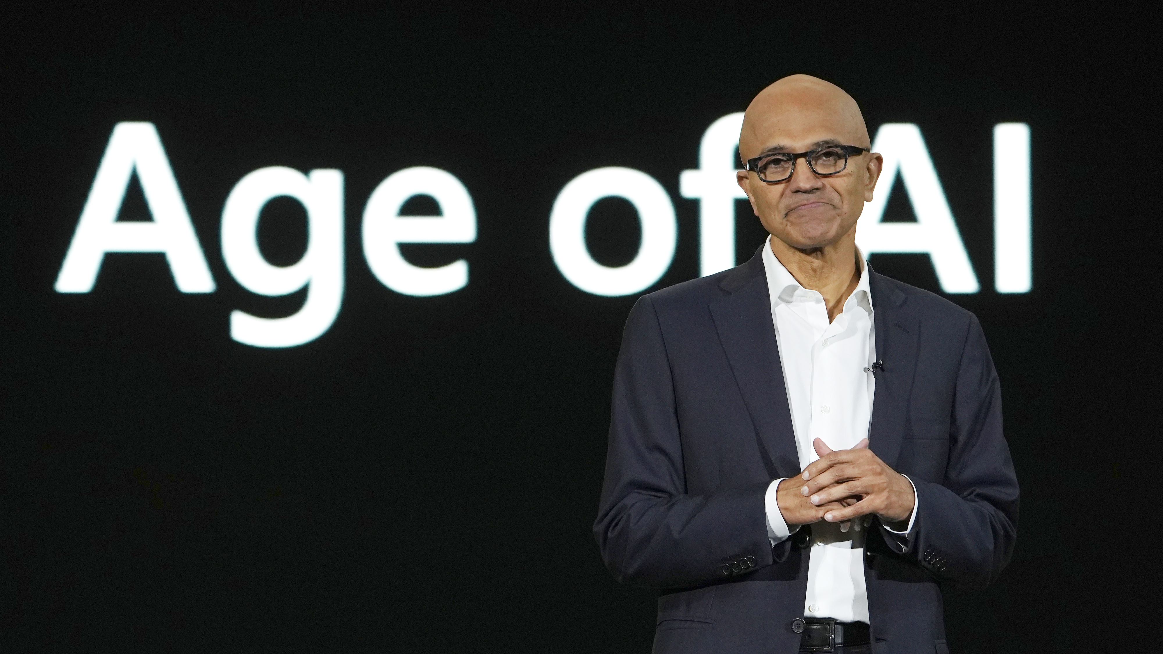 Сатья Наделла, главный исполнительный директор Microsoft Corp., выступает во время мероприятия компании, посвященного технологиям искусственного интеллекта, в Джакарте, Индонезия, во вторник, 30 апреля 2024 года.