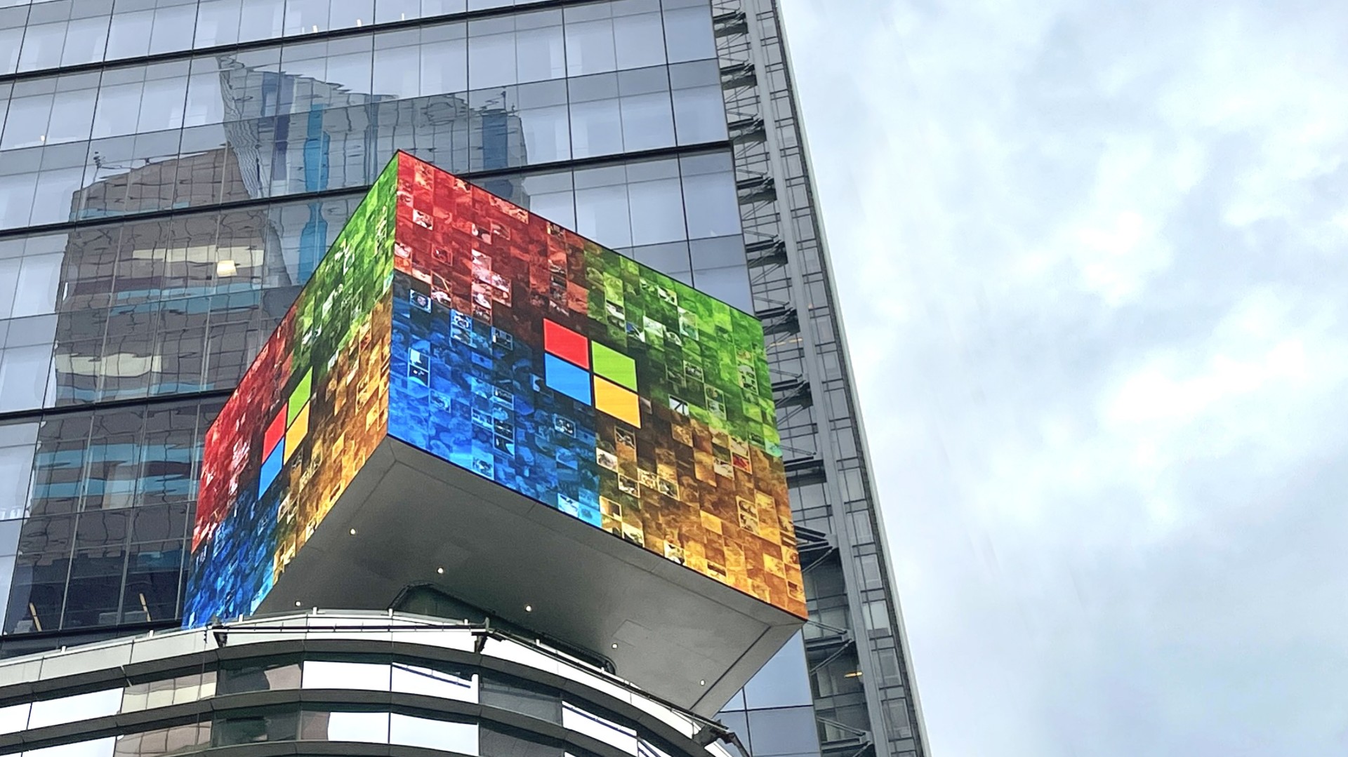 Куб с логотипом Microsoft на вершине офисного здания на 8-й авеню и 42-й улице недалеко от Таймс-сквер в Нью-Йорке.