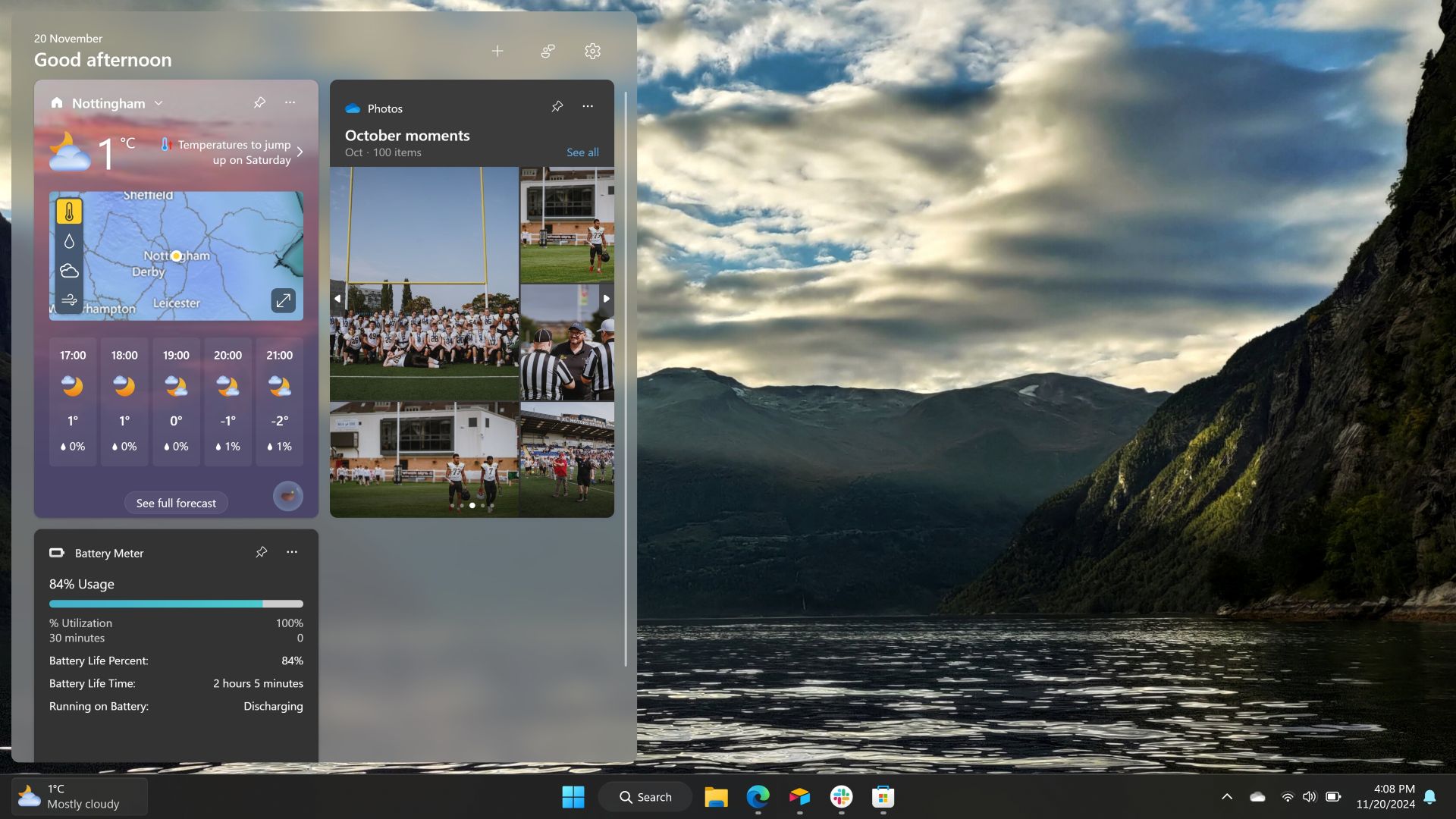 Панель виджетов в Windows 11 с виджетом погоды, виджетом OneDrive и виджетом заряда батареи.