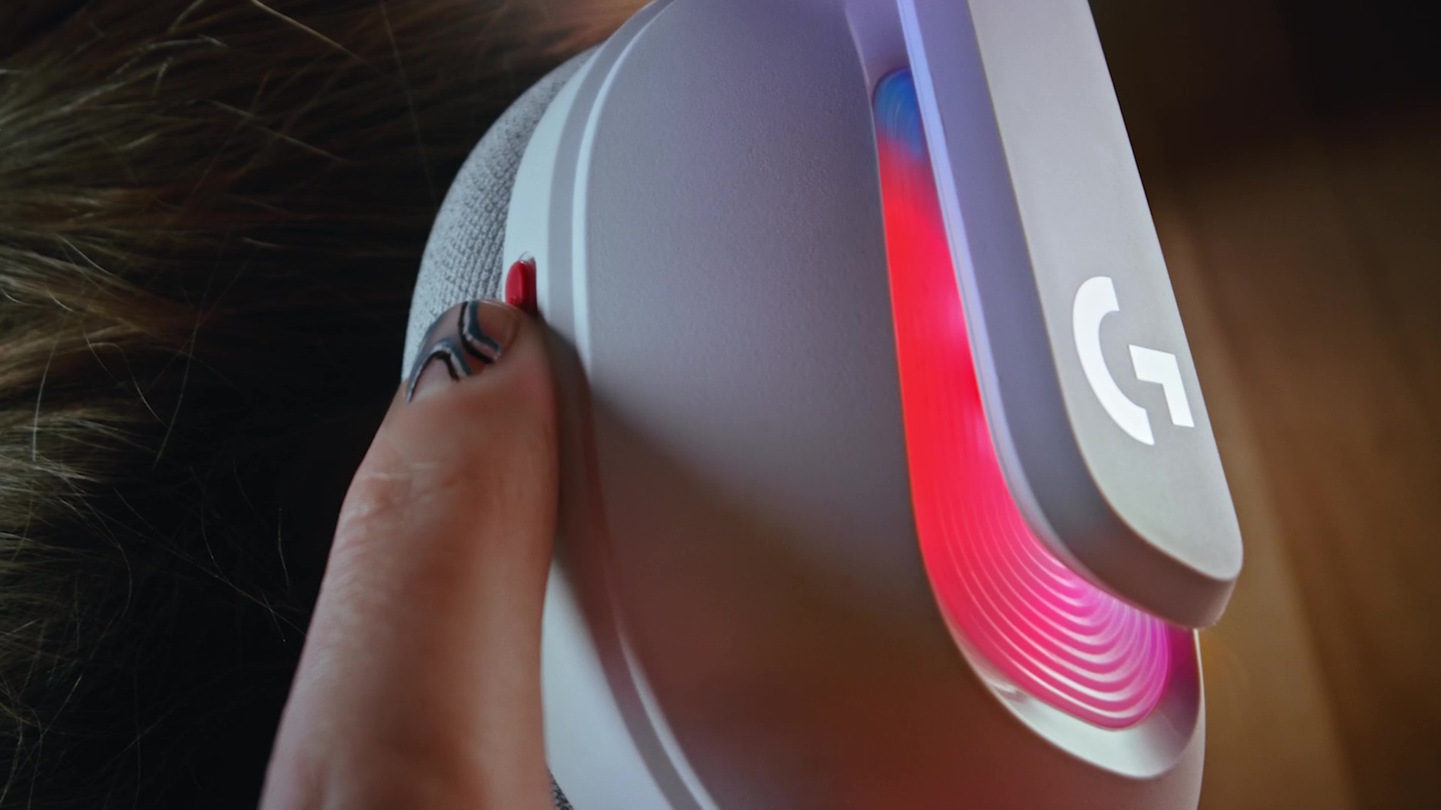 Рекламный скриншот человека, активирующего функцию Playsync Audio в игровой гарнитуре Logitech G Astro A 20 X