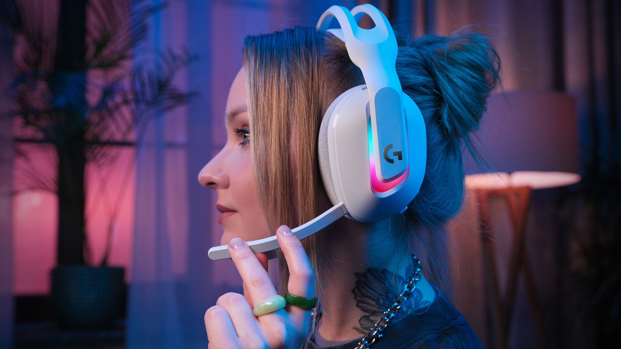 Рекламный скриншот человека, использующего игровую гарнитуру Logitech G Astro A20 X