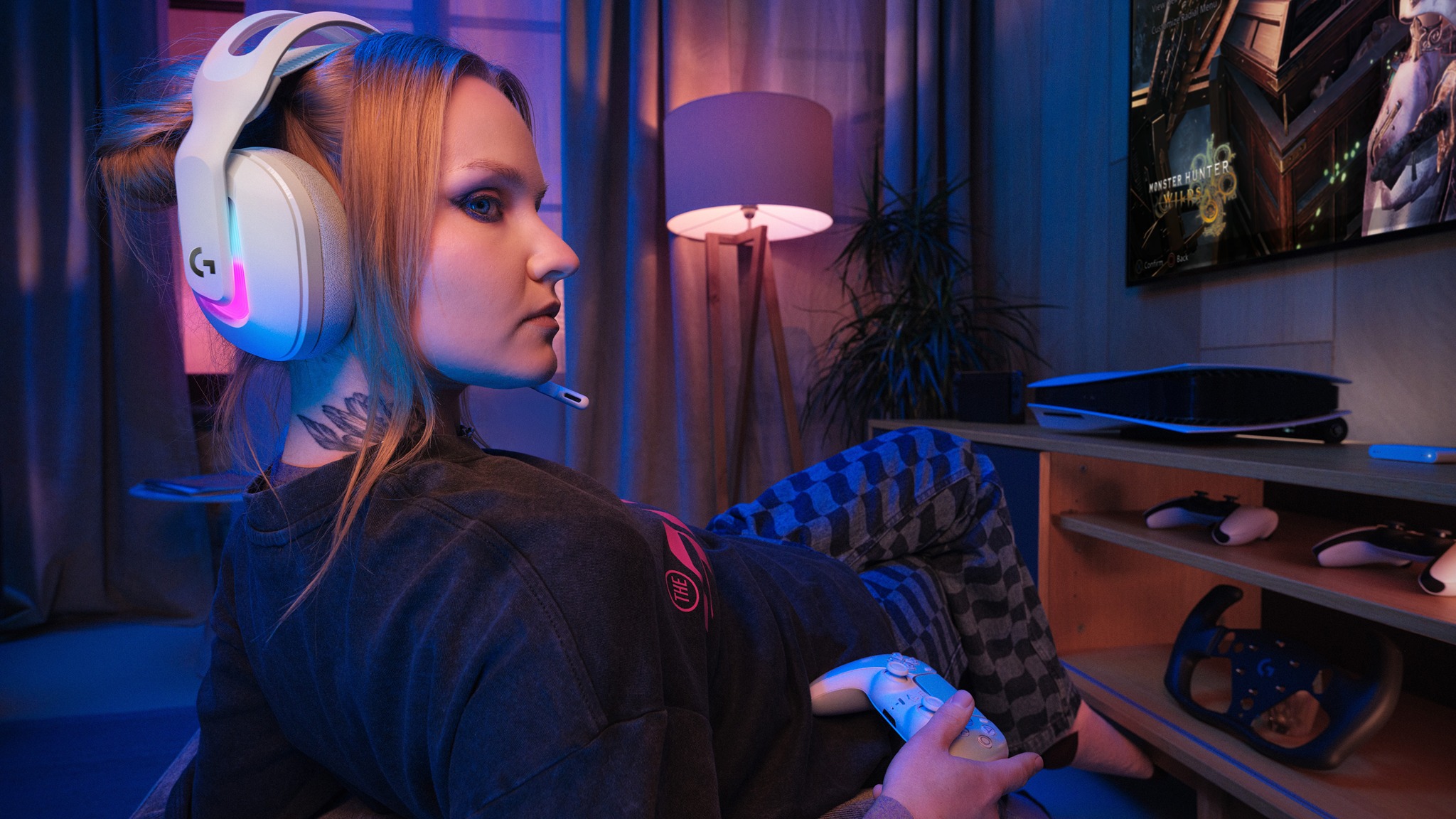 Рекламный скриншот женщины, демонстрирующей игровую гарнитуру Logitech G Astro A20 X.